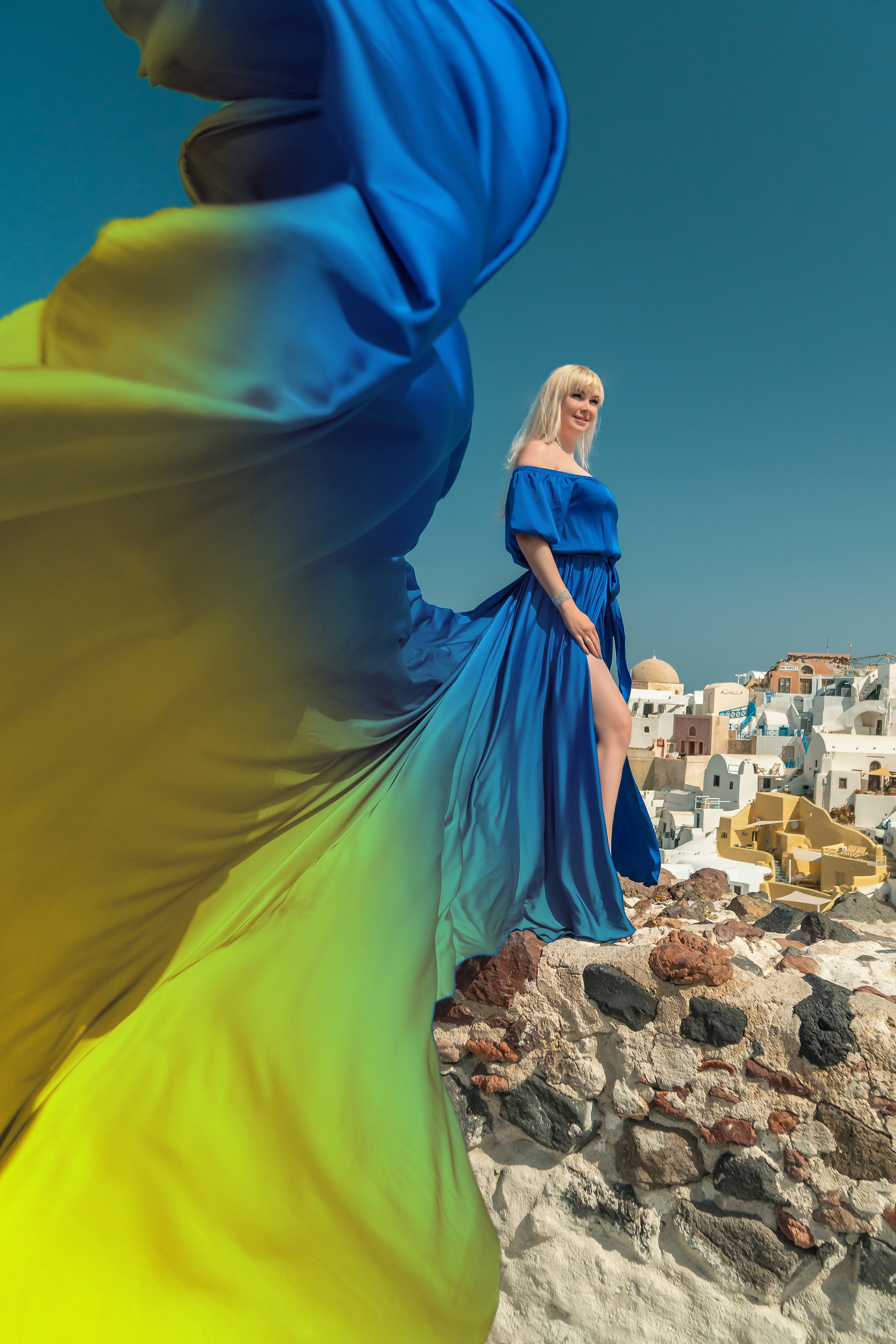 Photo session in Oia, Santorini in the morning. Photographer in Santorini SokoLOVE Alex| Flying Dress Santorini