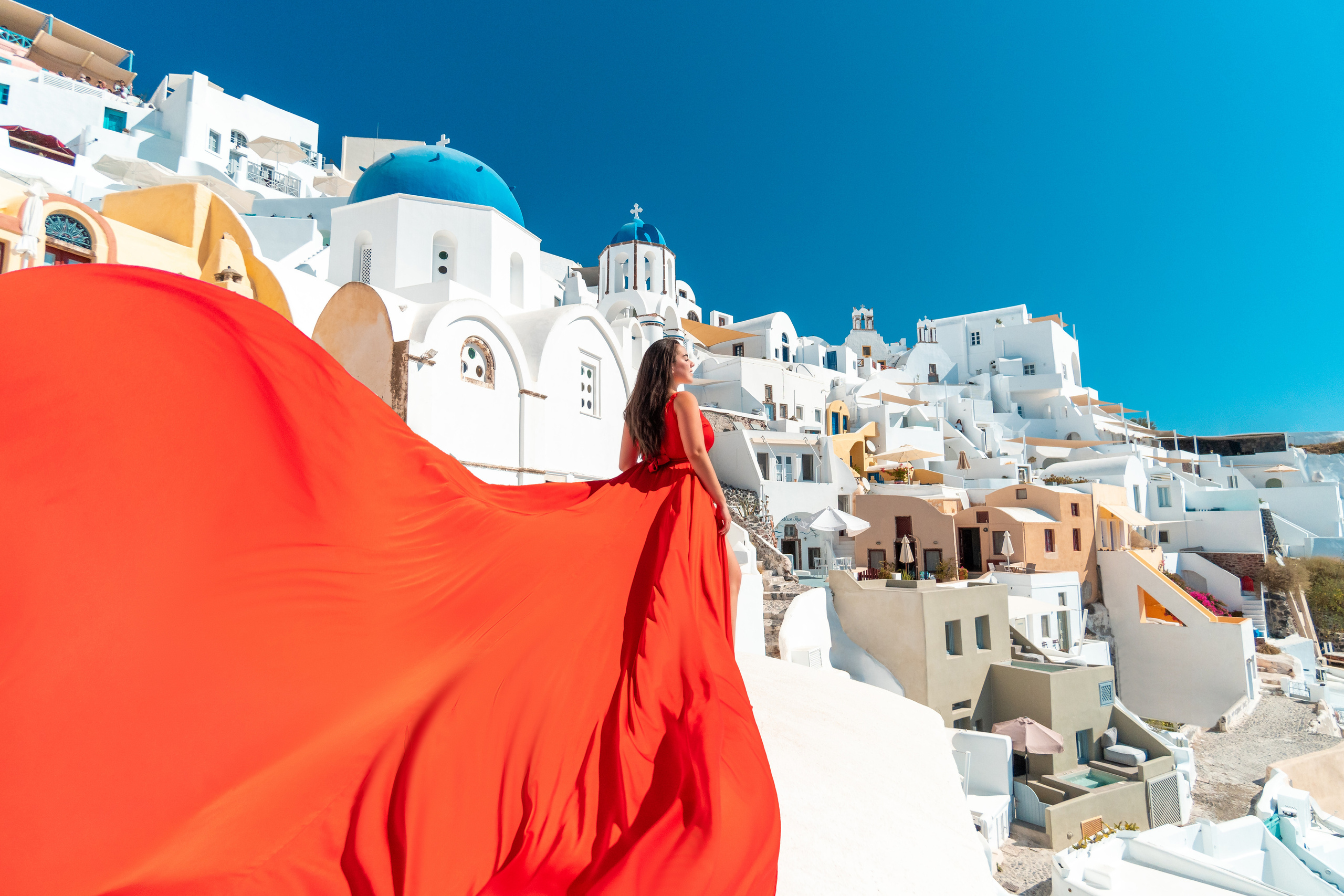 Demande en mariage à Santorin. Photographe vidéaste à Santorin|Séances photos de Robe volante Santorin|