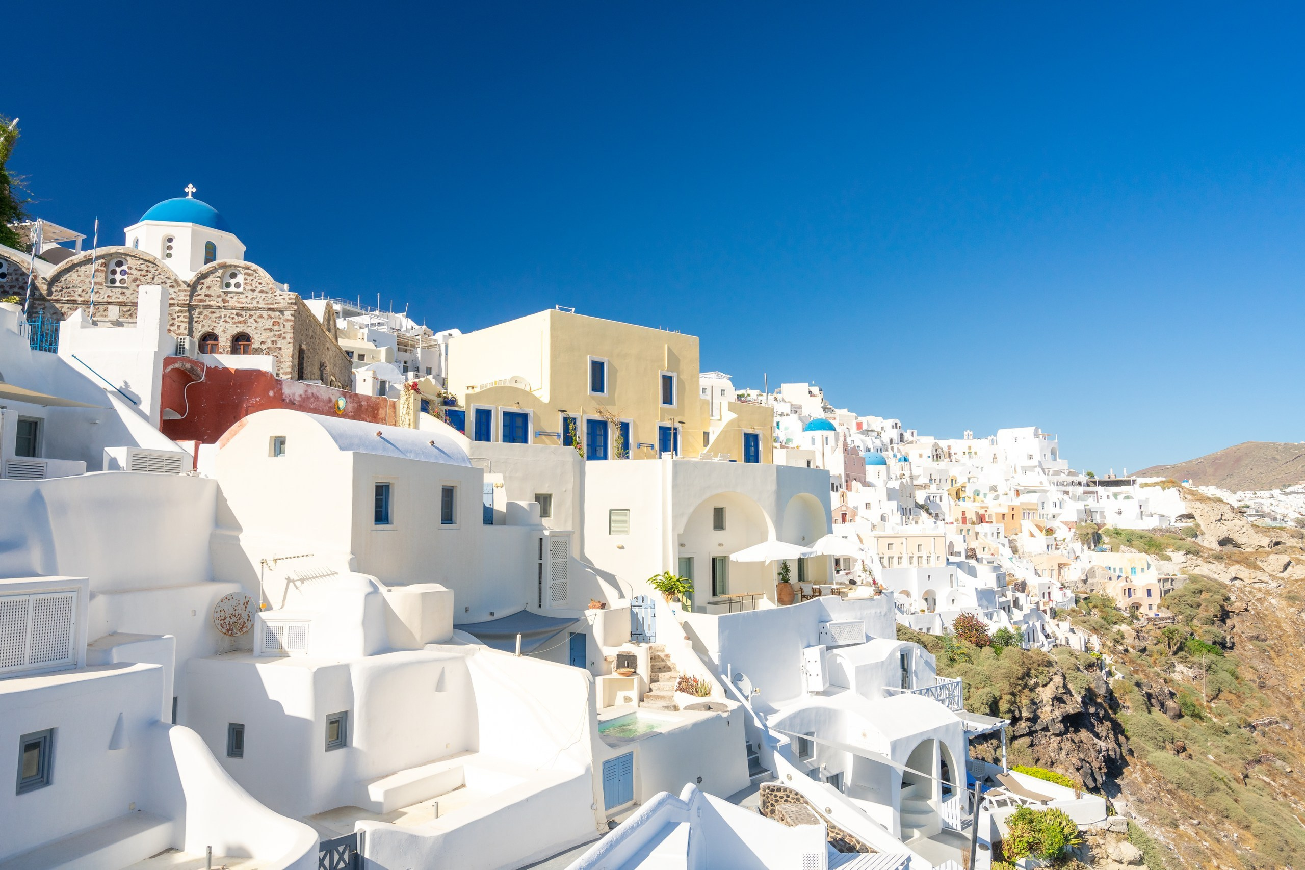 Meilleures Destinations de Lune de Miel en 2025: Santorin & Mykonos dans le Top 25. Photographe vidéaste à Santorin|Séances photos de Robe volante Santorin|