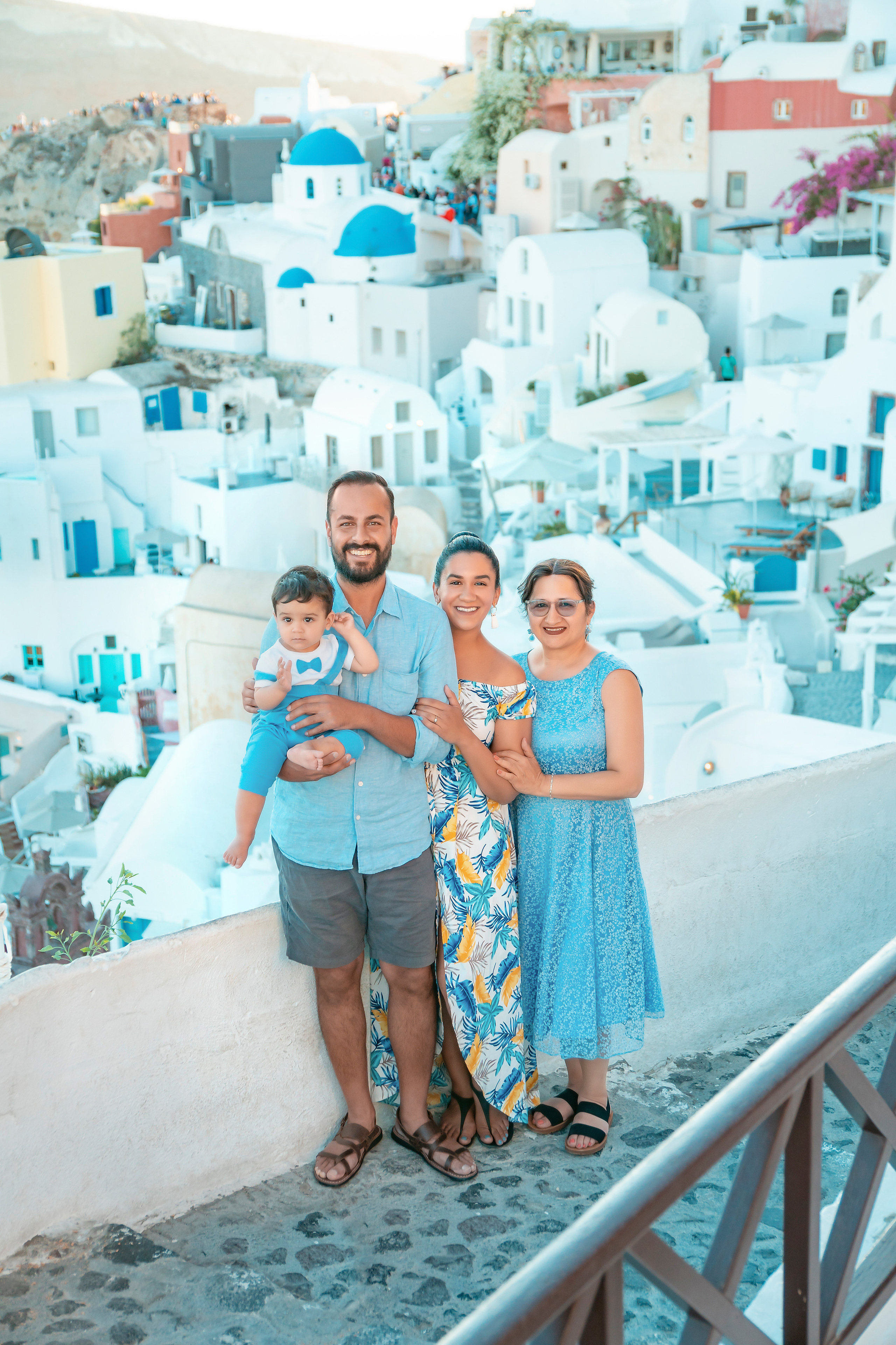 "Le meilleur photographe familial de Santorin – Capturez vos vacances avec Sokolove""Transformez votre voyage en famille à Santorin en une expérience inoubliable avec une séance photo professionnelle de Sokolove. Des images naturelles, détendues et magnifiquement éditées vous attendent !"