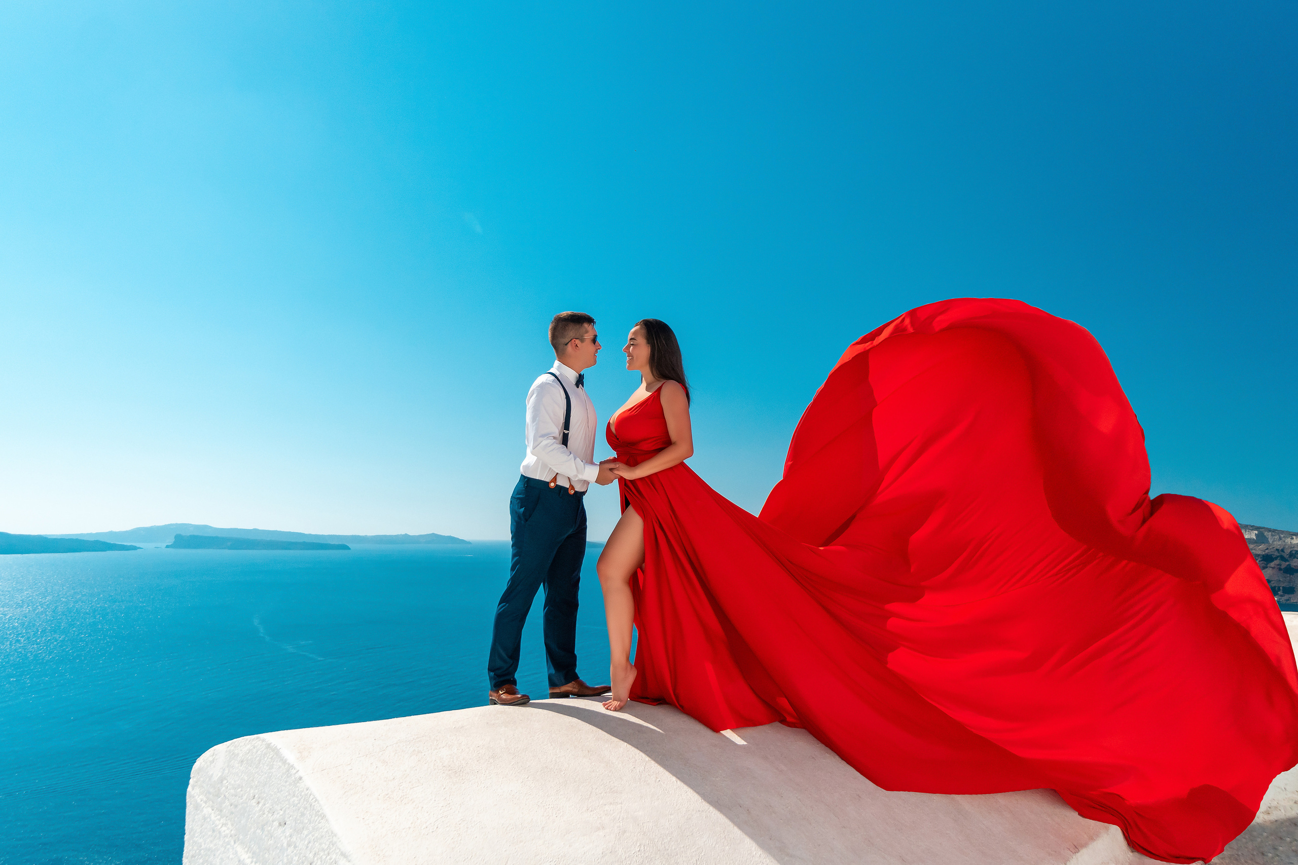 Demande en mariage à Santorin. Photographe vidéaste à Santorin|Séances photos de Robe volante Santorin|