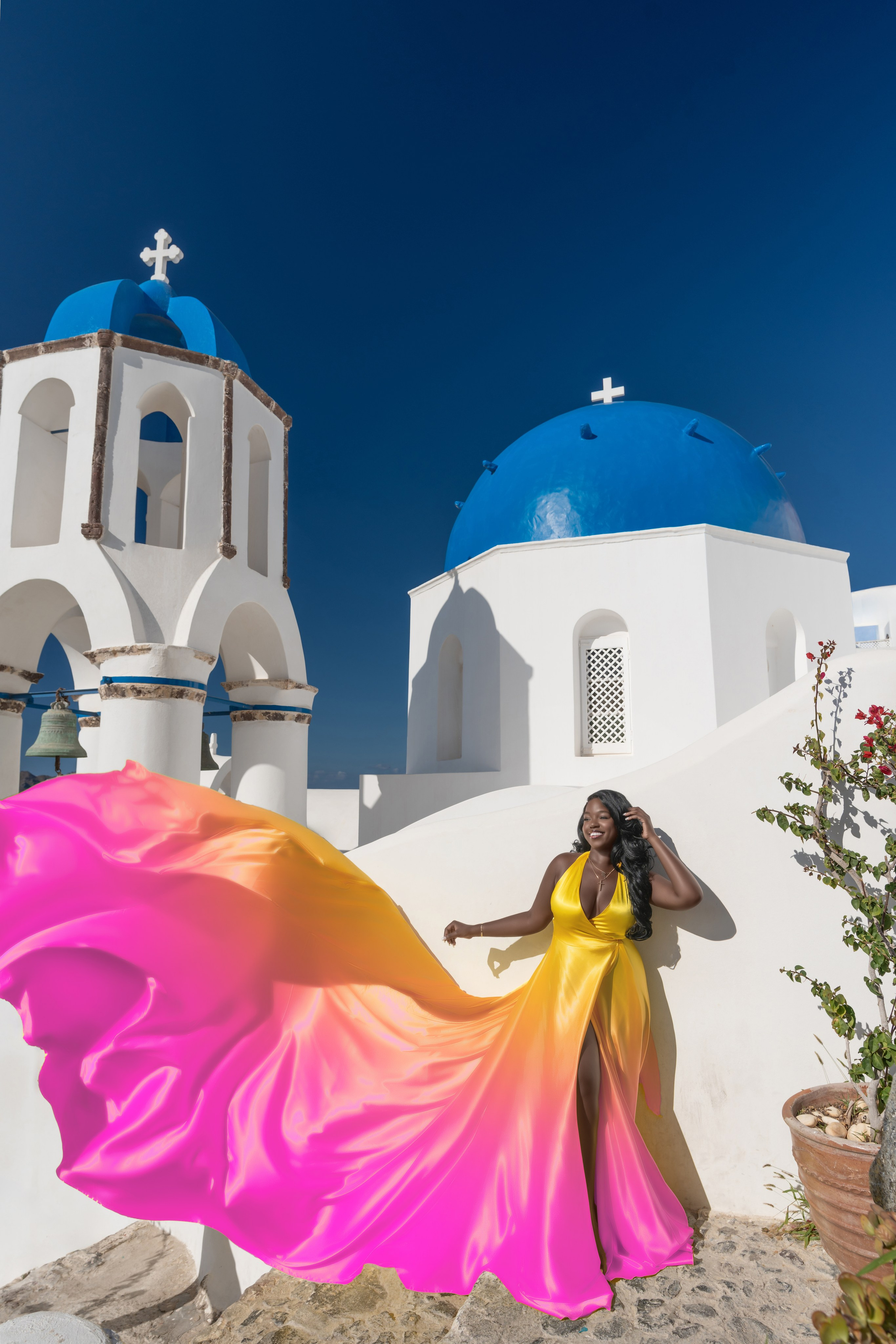 Élégance Dorée à Santorin: Séance Photo en Robe Volante Jaune – Moments Inoubliables. Photographe vidéaste à Santorin|Séances photos de Robe volante Santorin|