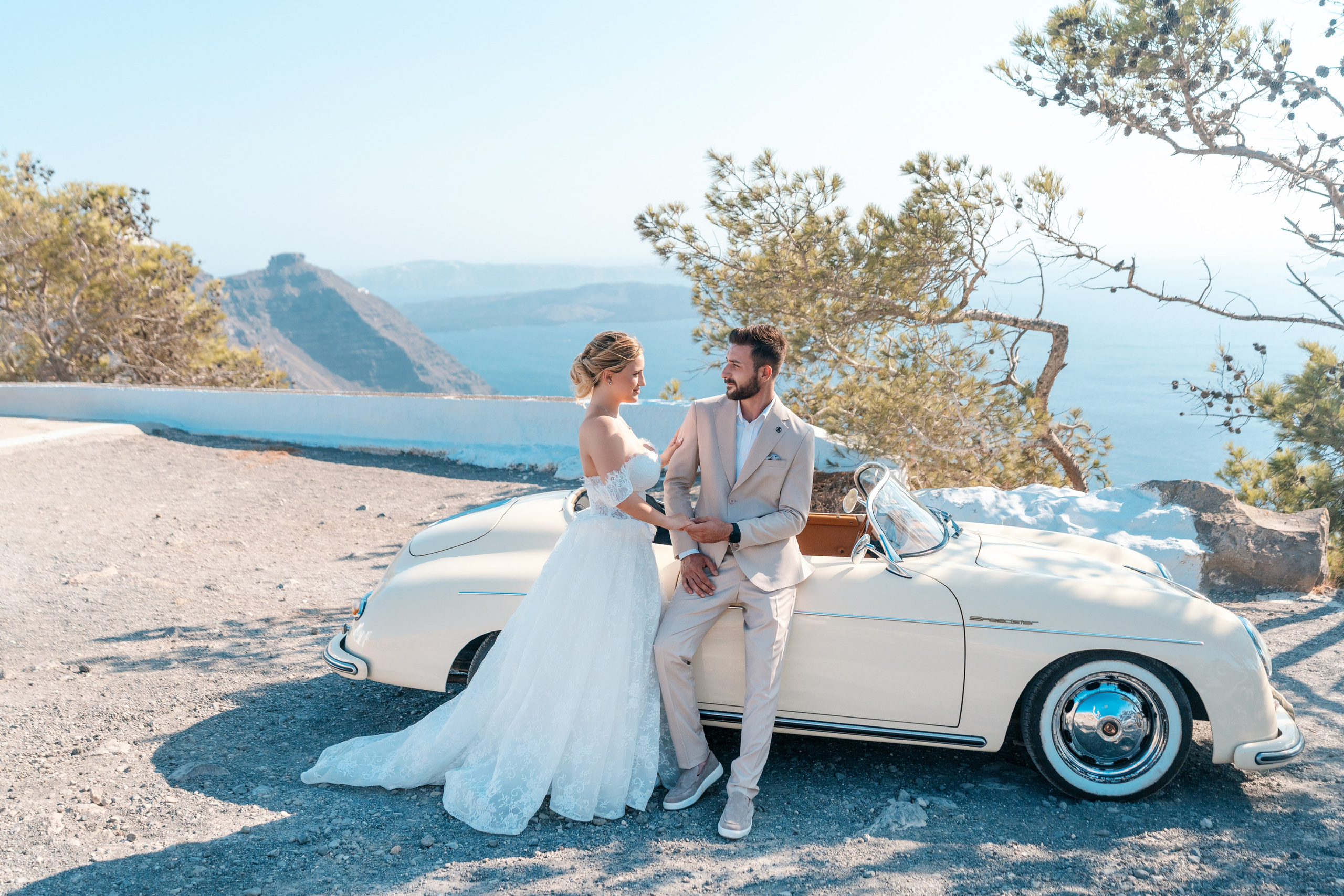 Santorini Wedding Photographer & Drone Video. Photographe vidéaste à Santorin|Séances photos de Robe volante Santorin|