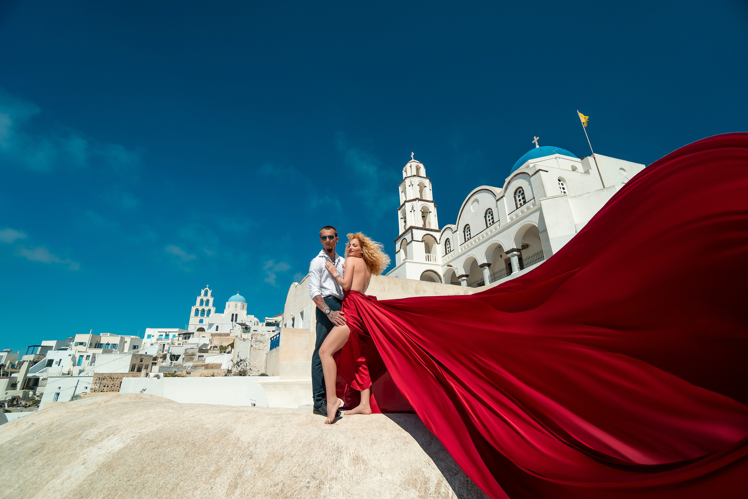 How the Greeks celebrate Easter on Santorini. Photographe vidéaste à Santorin|Séances photos de Robe volante Santorin|