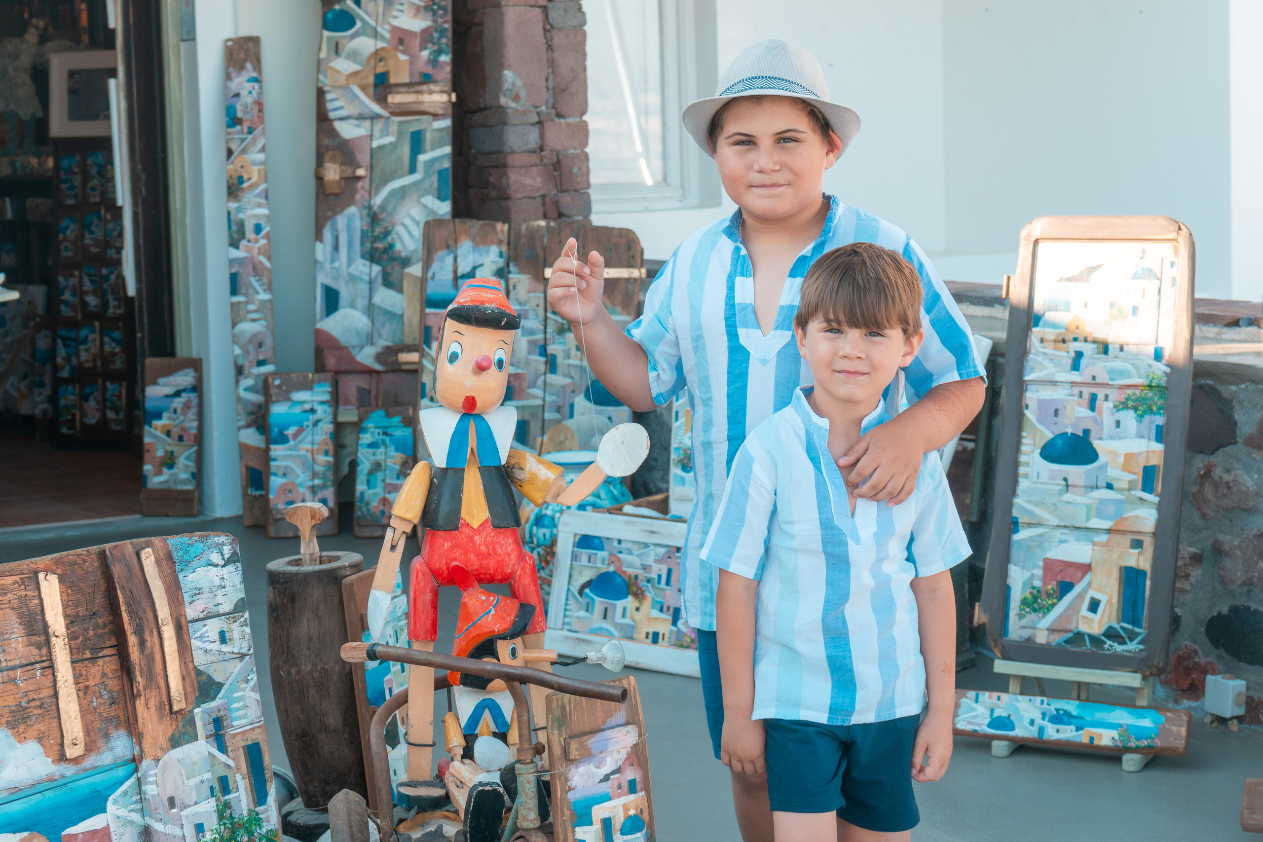 L’aventure intemporelle d’une famille américaine à Santorin | Séance photo inoubliable. Photographe vidéaste à Santorin|Séances photos de Robe volante Santorin|