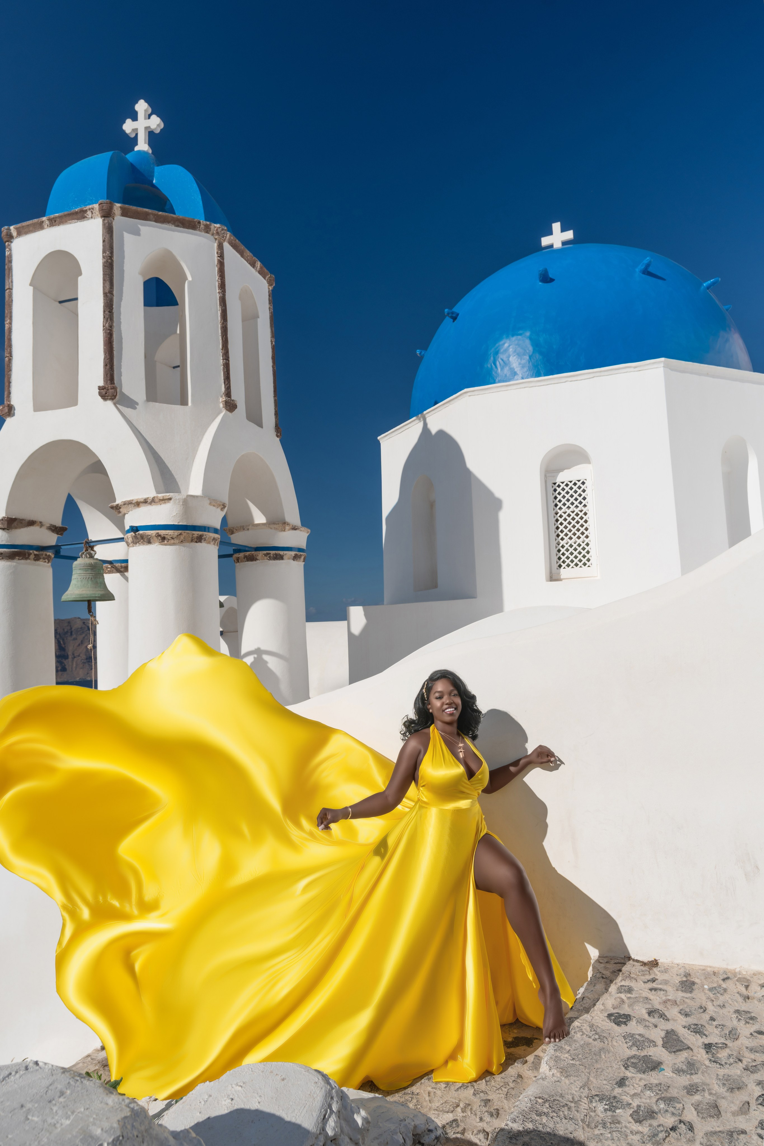 Élégance Dorée à Santorin: Séance Photo en Robe Volante Jaune – Moments Inoubliables. Photographe vidéaste à Santorin|Séances photos de Robe volante Santorin|