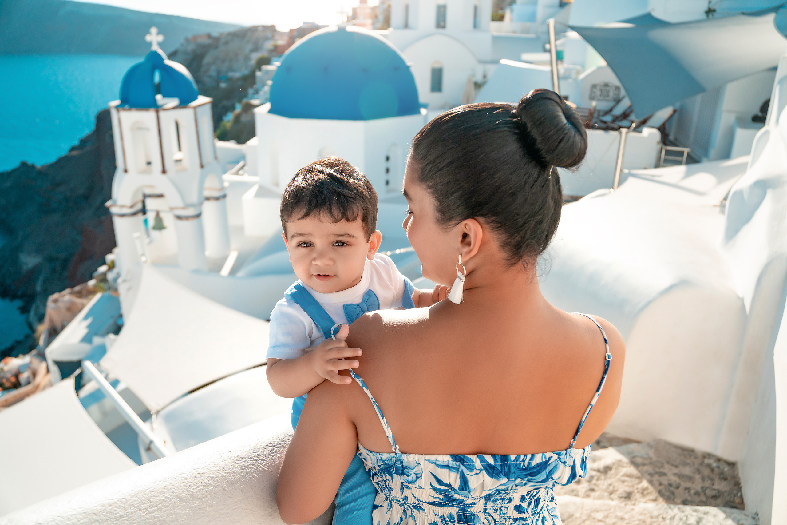 "Photographie de famille à Santorin – Chérissez chaque instant avec Sokolove""Découvrez la magie de Santorin avec une séance photo familiale époustouflante réalisée par Sokolove. Des ruelles pittoresques d'Oia aux vues imprenables d'Imerovigli, capturez vos moments les plus précieux dans ce paradis."