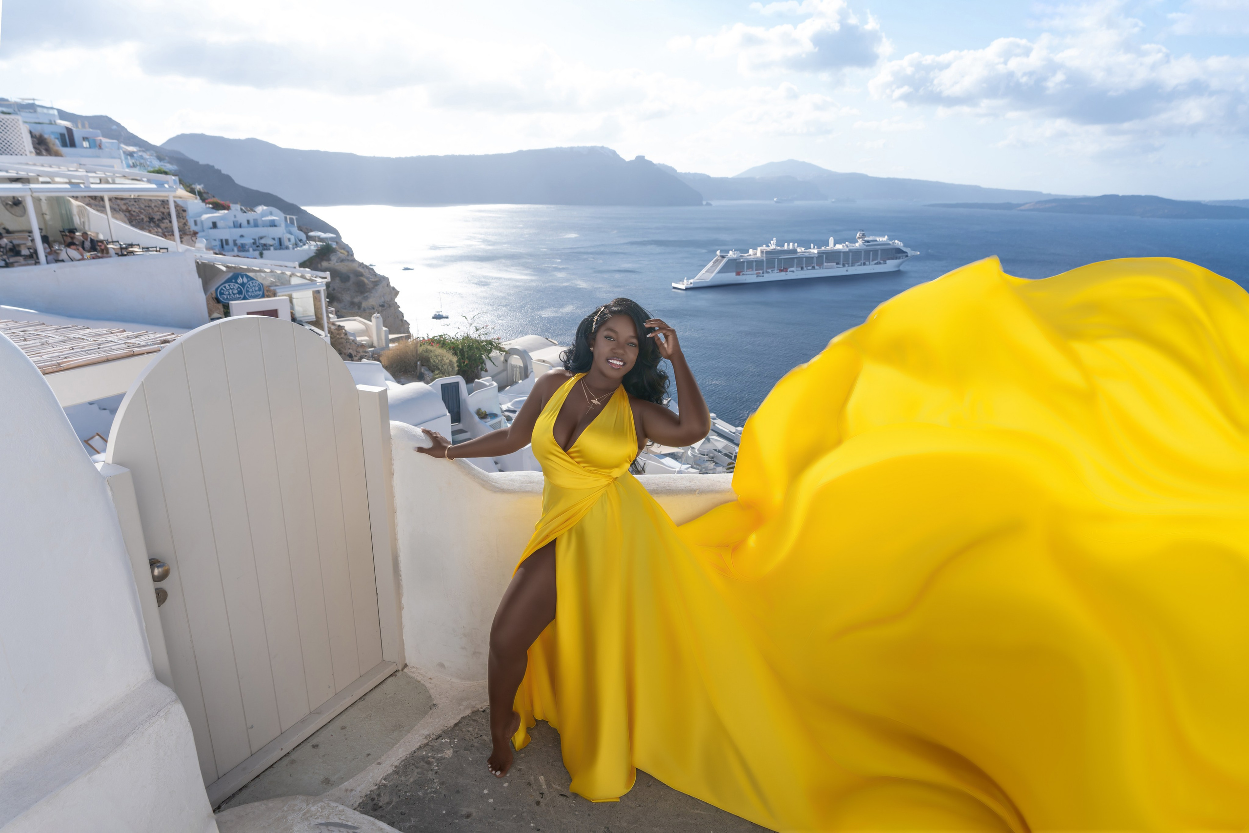 Élégance Dorée à Santorin: Séance Photo en Robe Volante Jaune – Moments Inoubliables. Photographe vidéaste à Santorin|Séances photos de Robe volante Santorin|