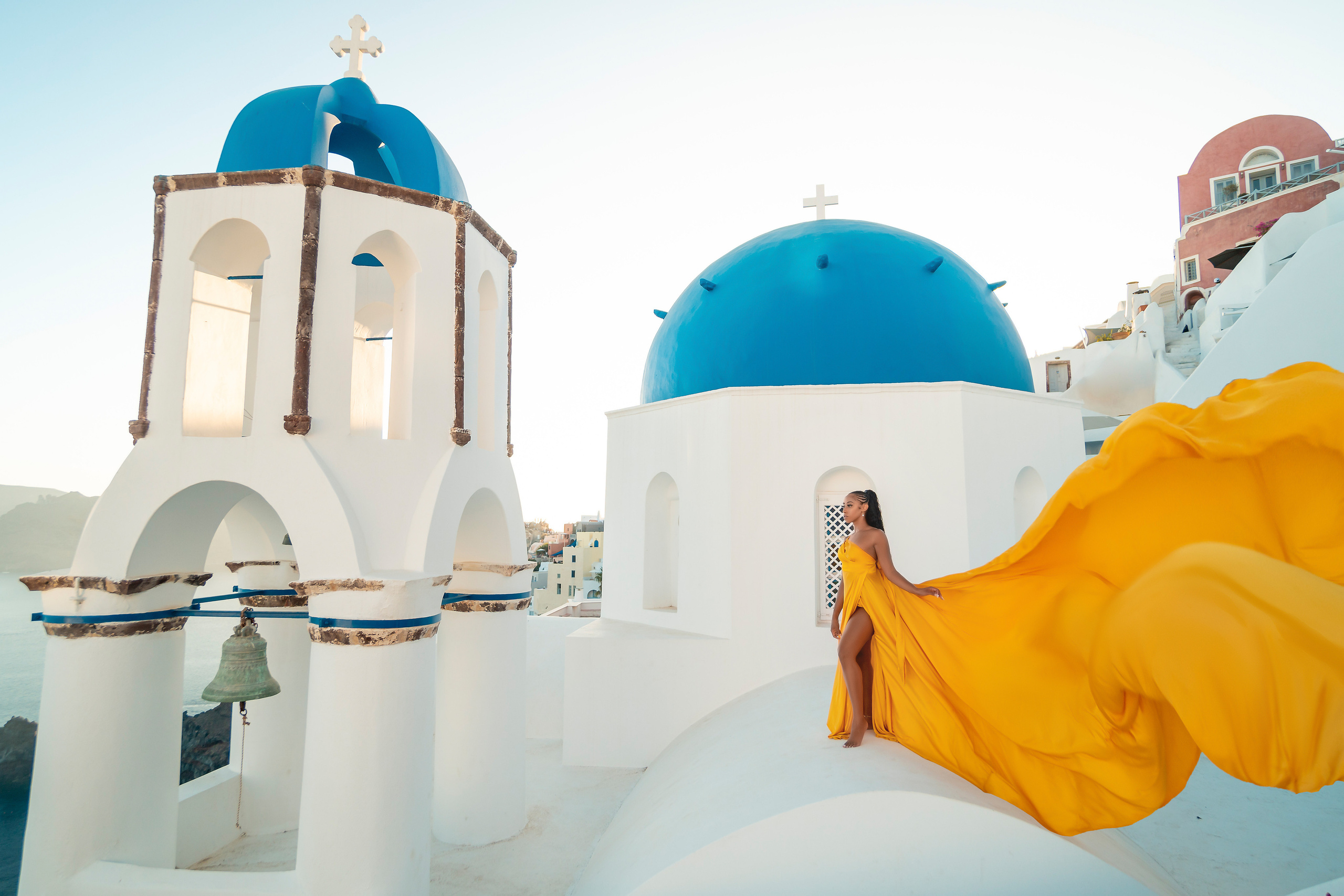 Amour et Lumière: Séance Photo d’un Couple au Coucher du Soleil à Oia, Santorin. Photographe vidéaste à Santorin|Séances photos de Robe volante Santorin|