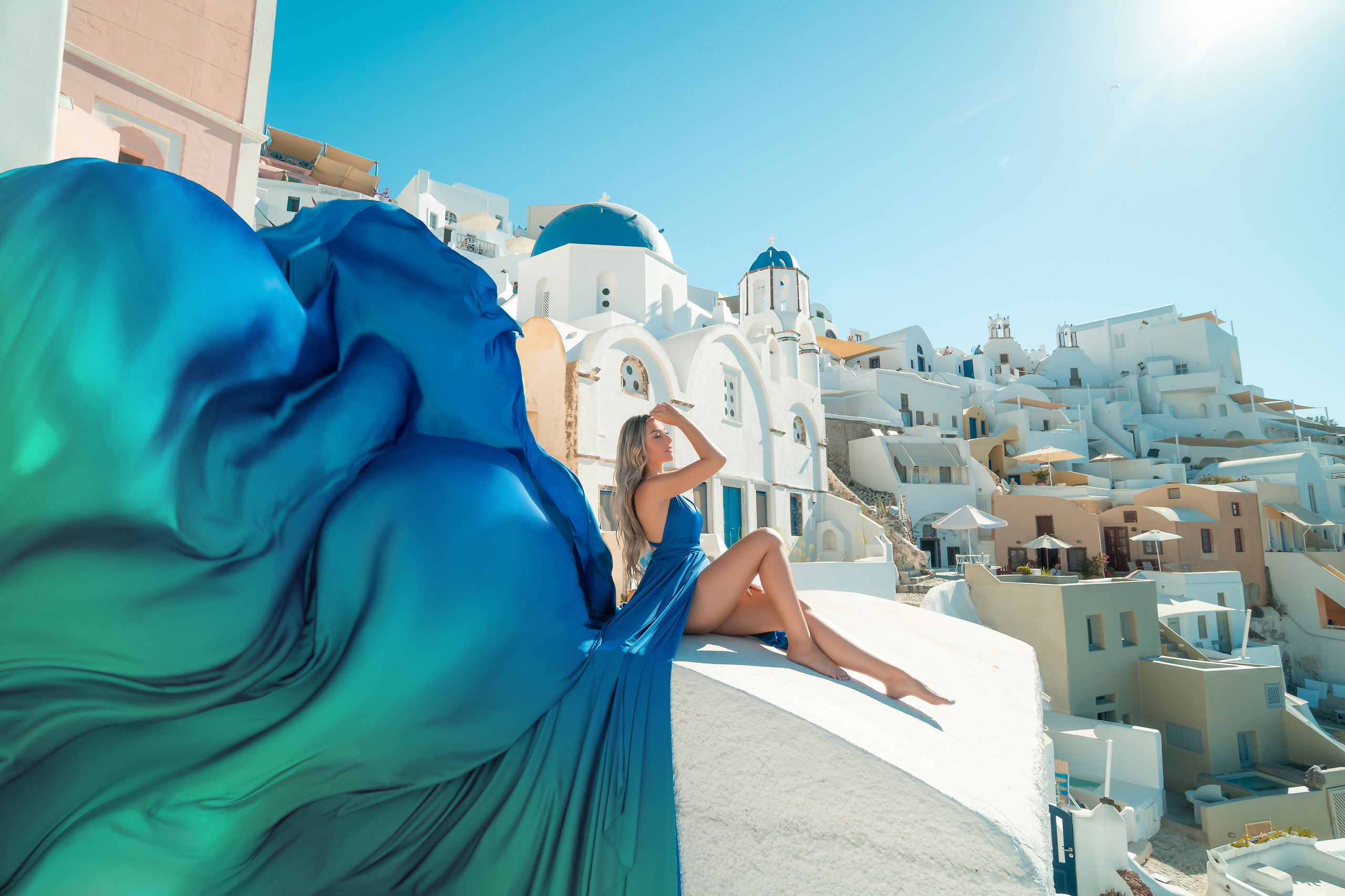 Demande en mariage à Santorin. Photographe vidéaste à Santorin|Séances photos de Robe volante Santorin|