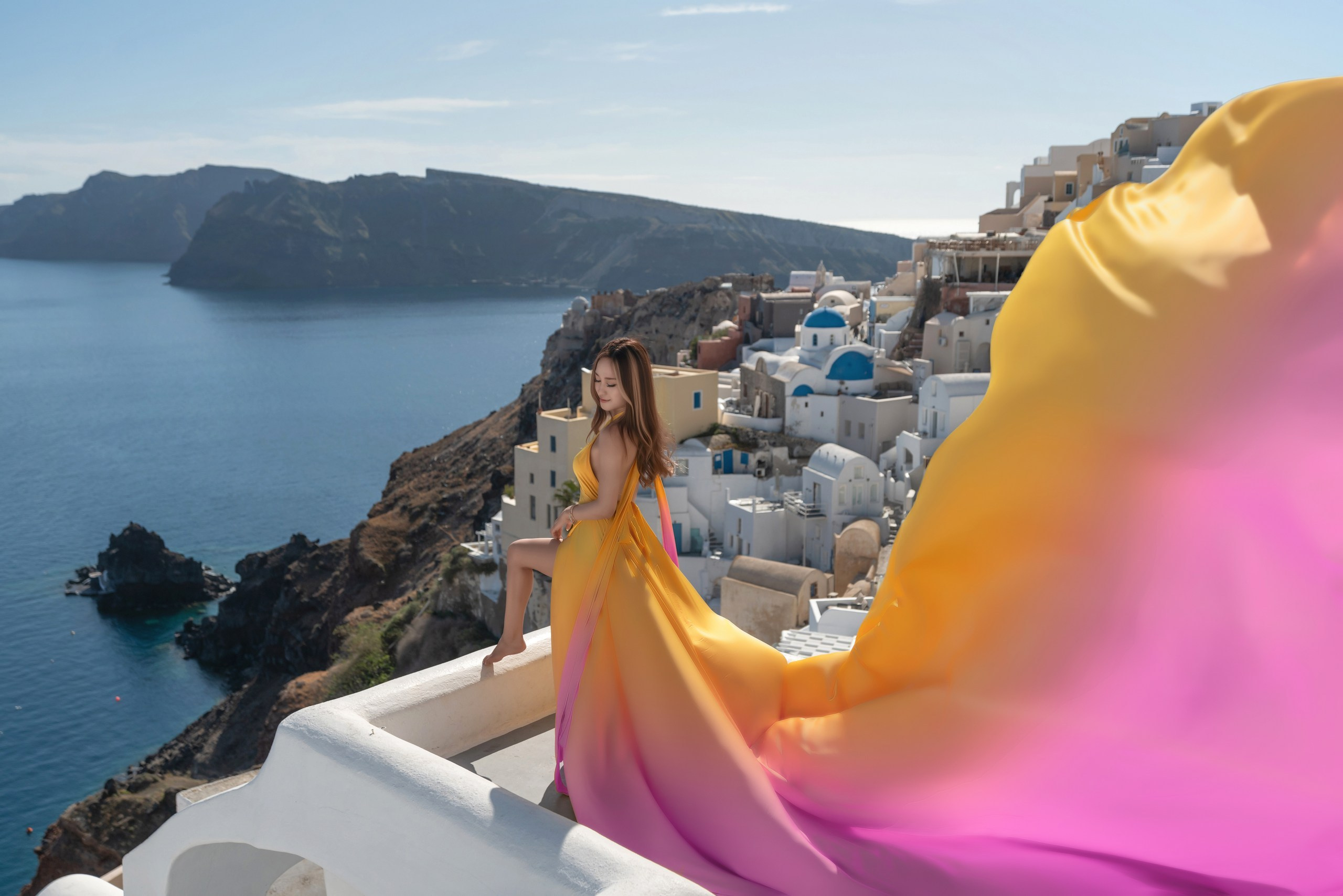 Robe Volante Santorin Jaune Dos Nu Location 100 Euros. Photographe vidéaste à Santorin|Séances photos de Robe volante Santorin|