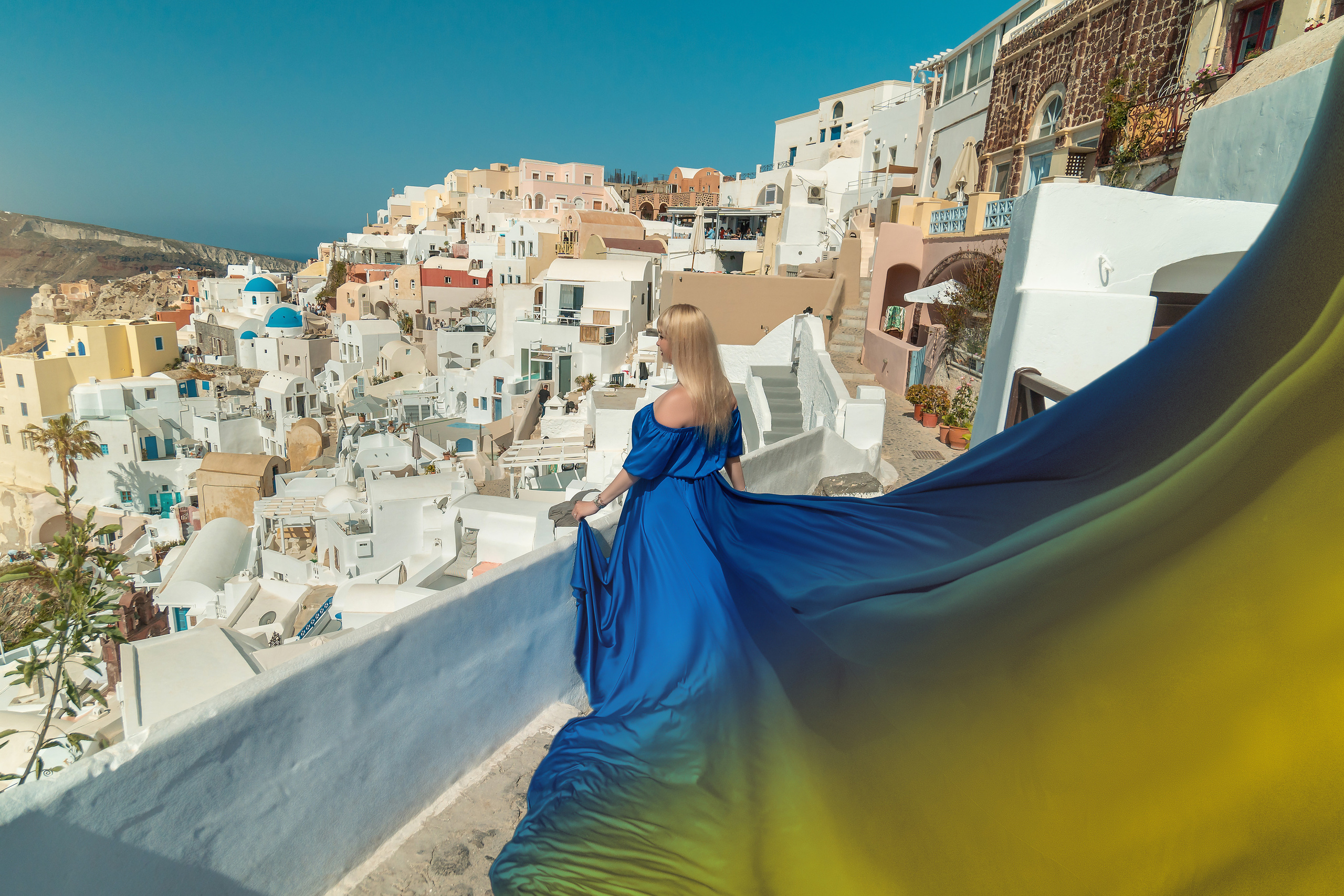 Photo session in Oia, Santorini in the morning. Photographer in Santorini SokoLOVE Alex| Flying Dress Santorini