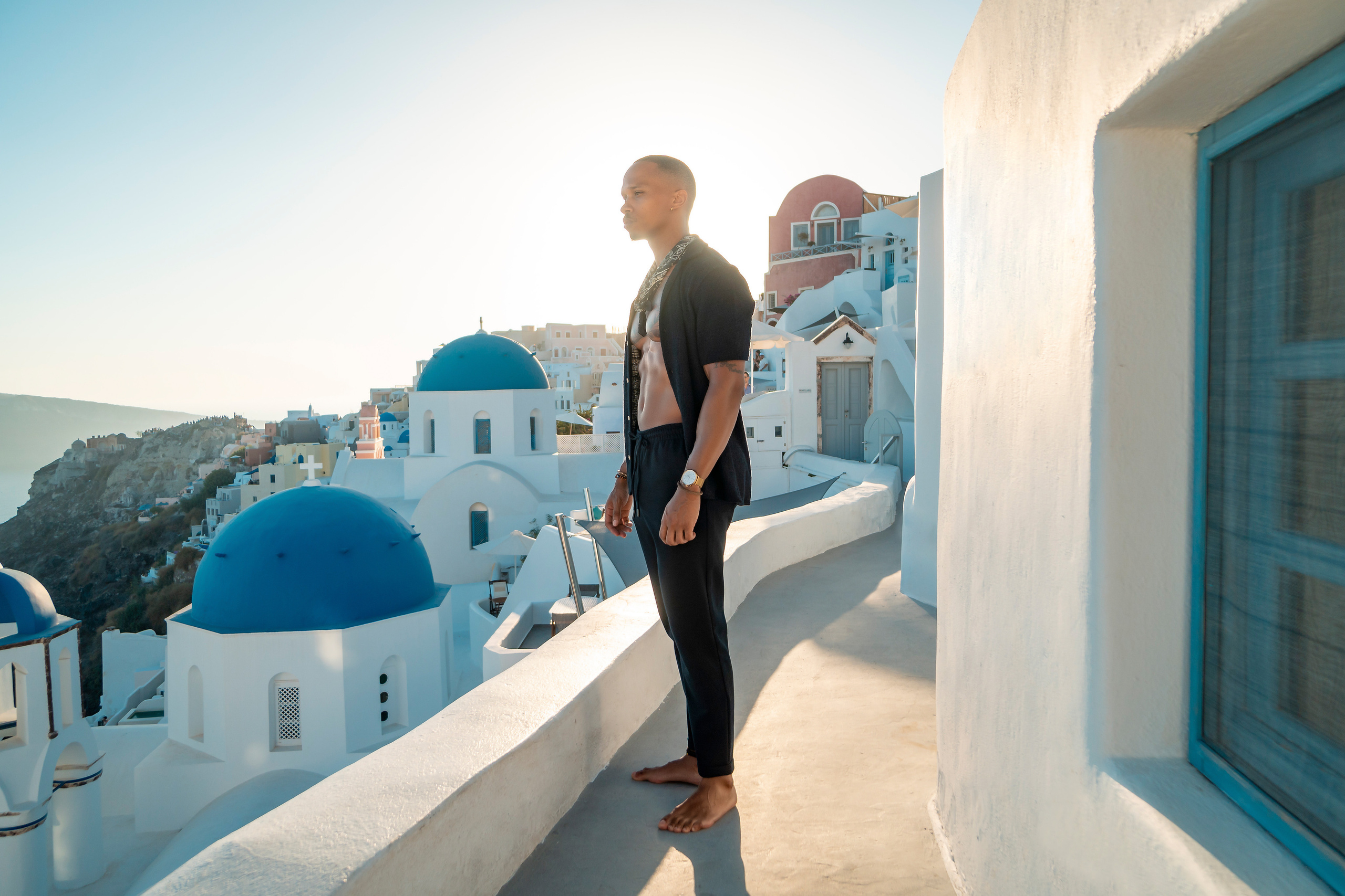 Amour et Lumière: Séance Photo d’un Couple au Coucher du Soleil à Oia, Santorin. Photographe vidéaste à Santorin|Séances photos de Robe volante Santorin|