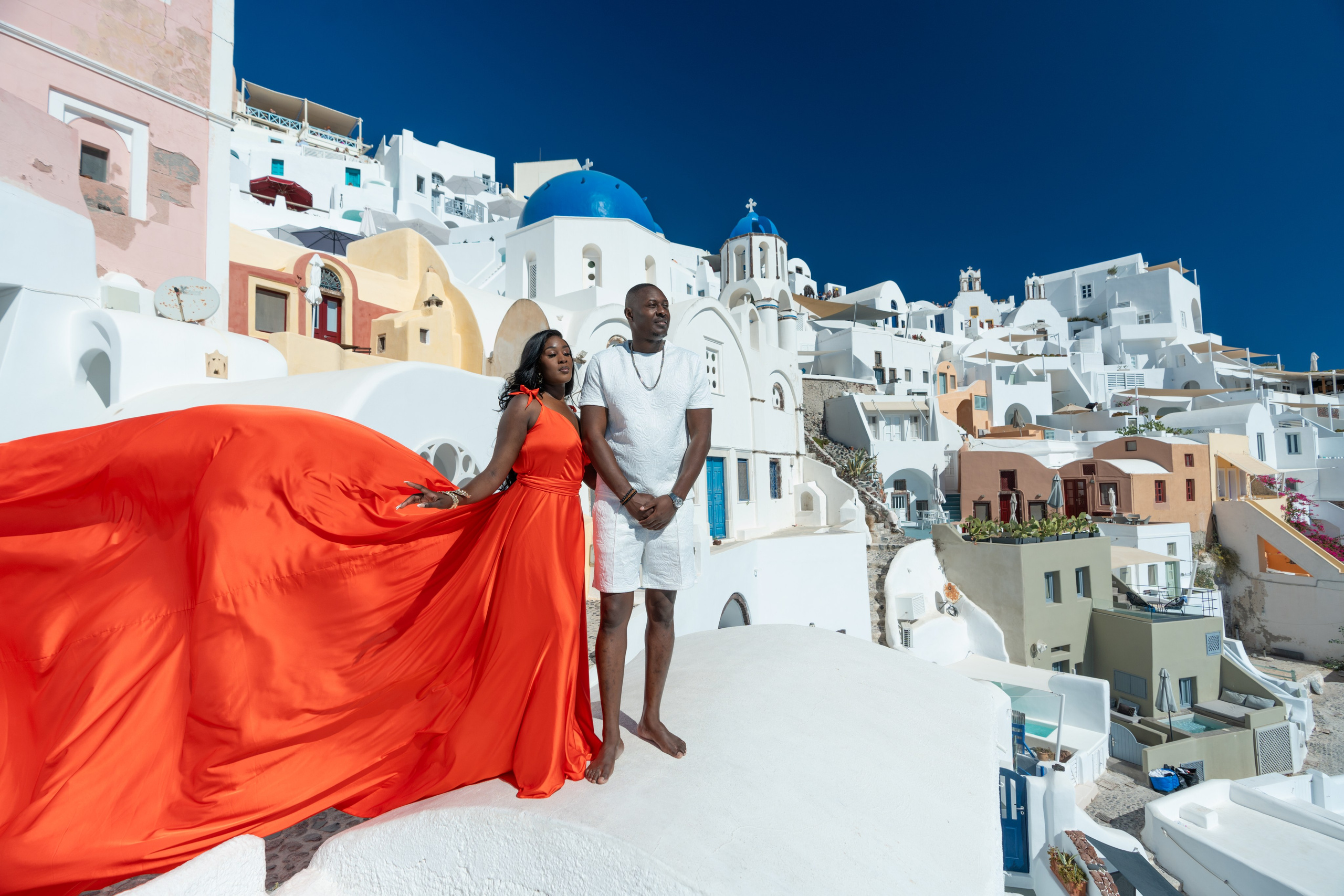Royal Blue Romance in Oia | Couple Photoshoot in Santorini. Photographe vidéaste à Santorin|Séances photos de Robe volante Santorin|