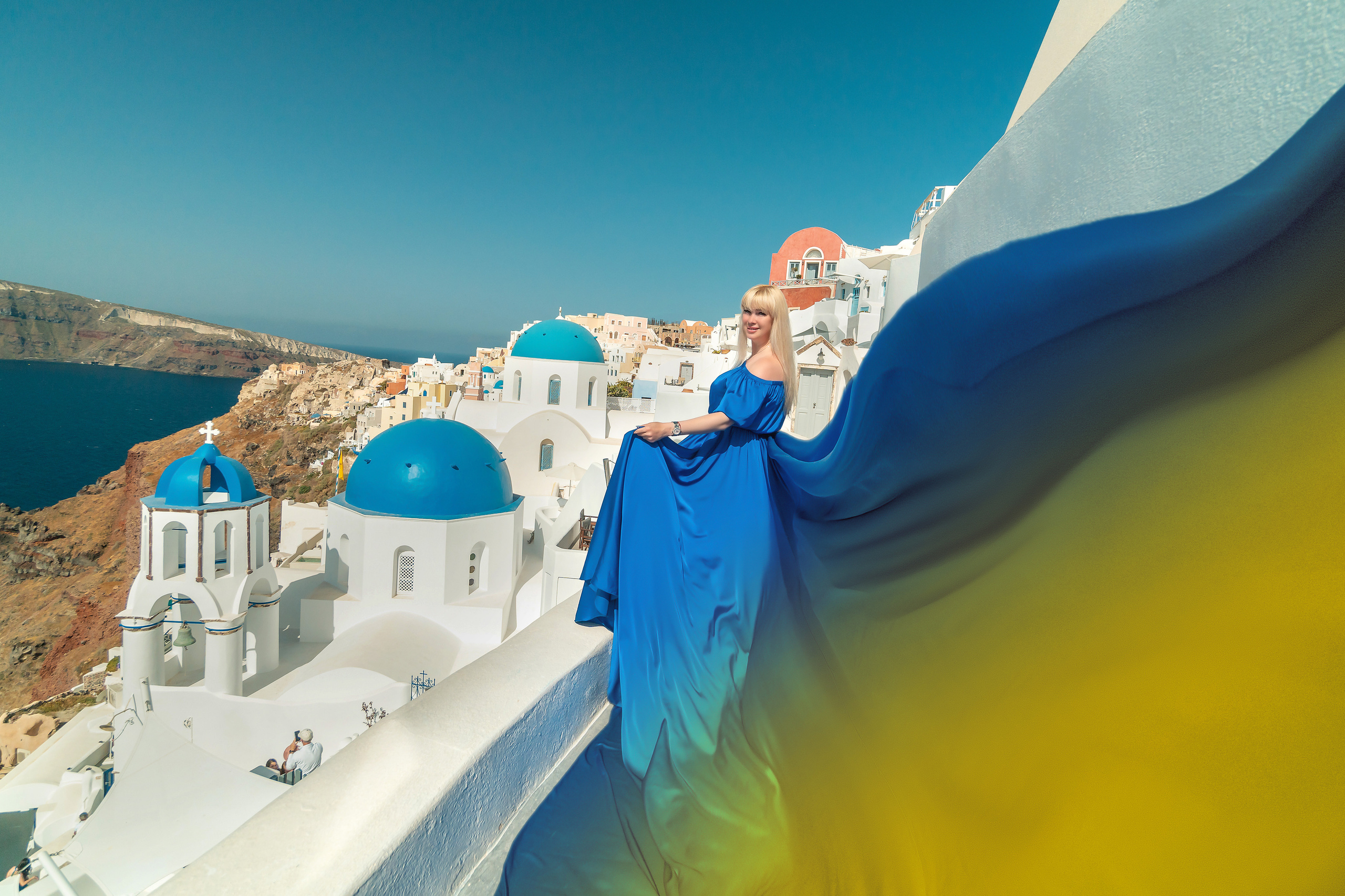 Photo session in Oia, Santorini in the morning. Photographer in Santorini SokoLOVE Alex| Flying Dress Santorini