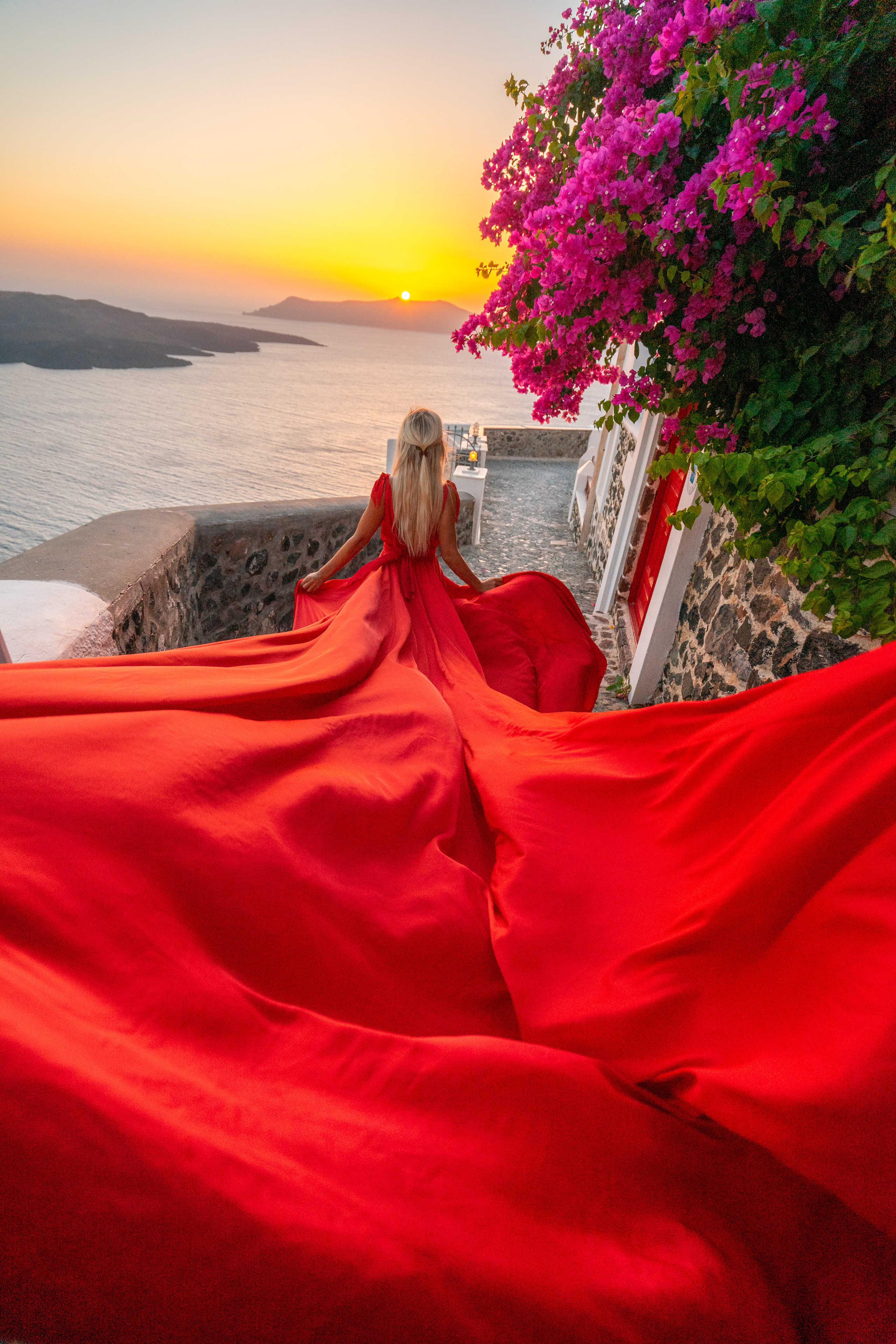 Contact. Photographe vidéaste à Santorin|Séances photos de Robe volante Santorin|