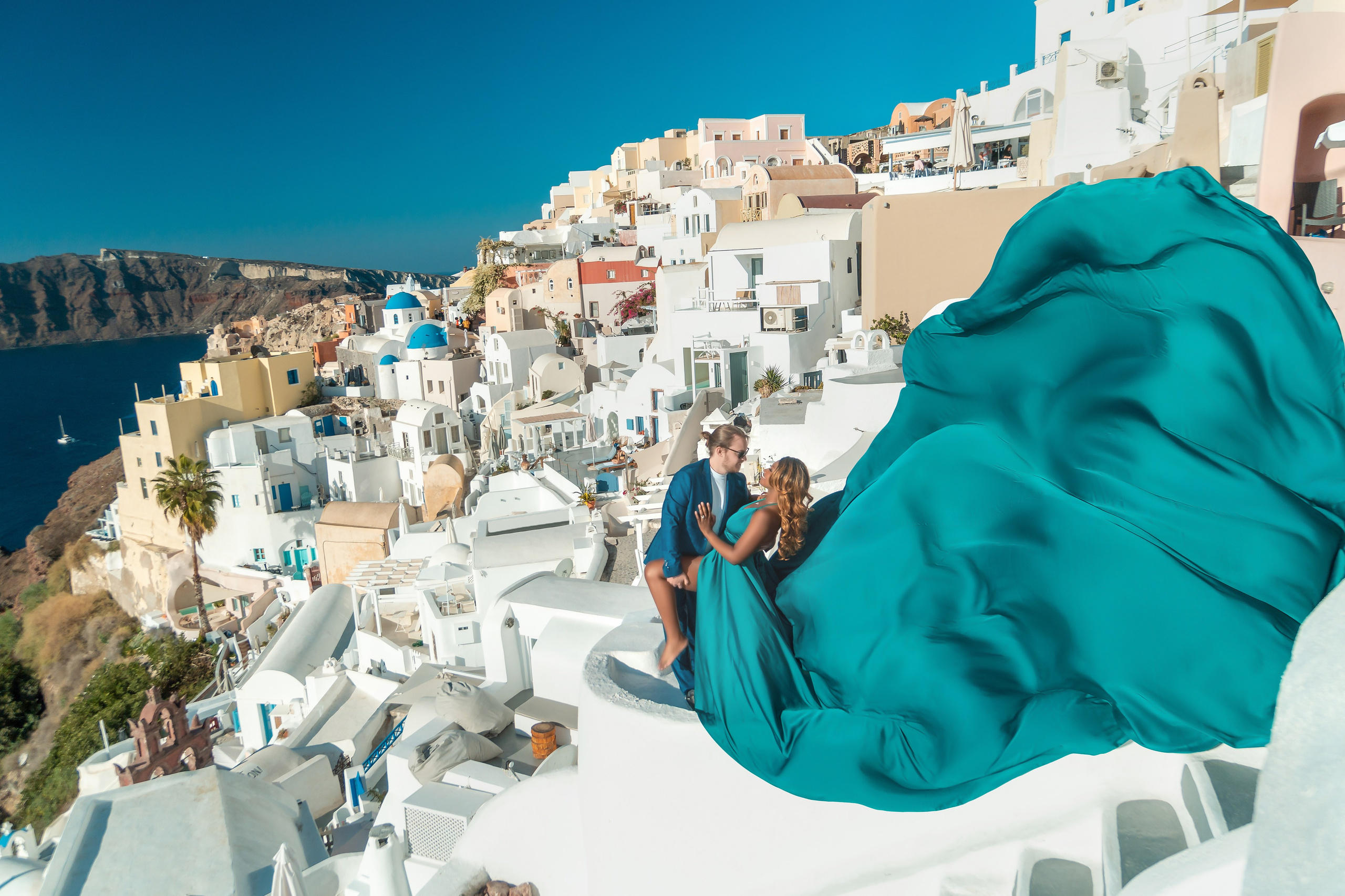 Flying dress couple photoshoot. Photographe vidéaste à Santorin|Séances photos de Robe volante Santorin|