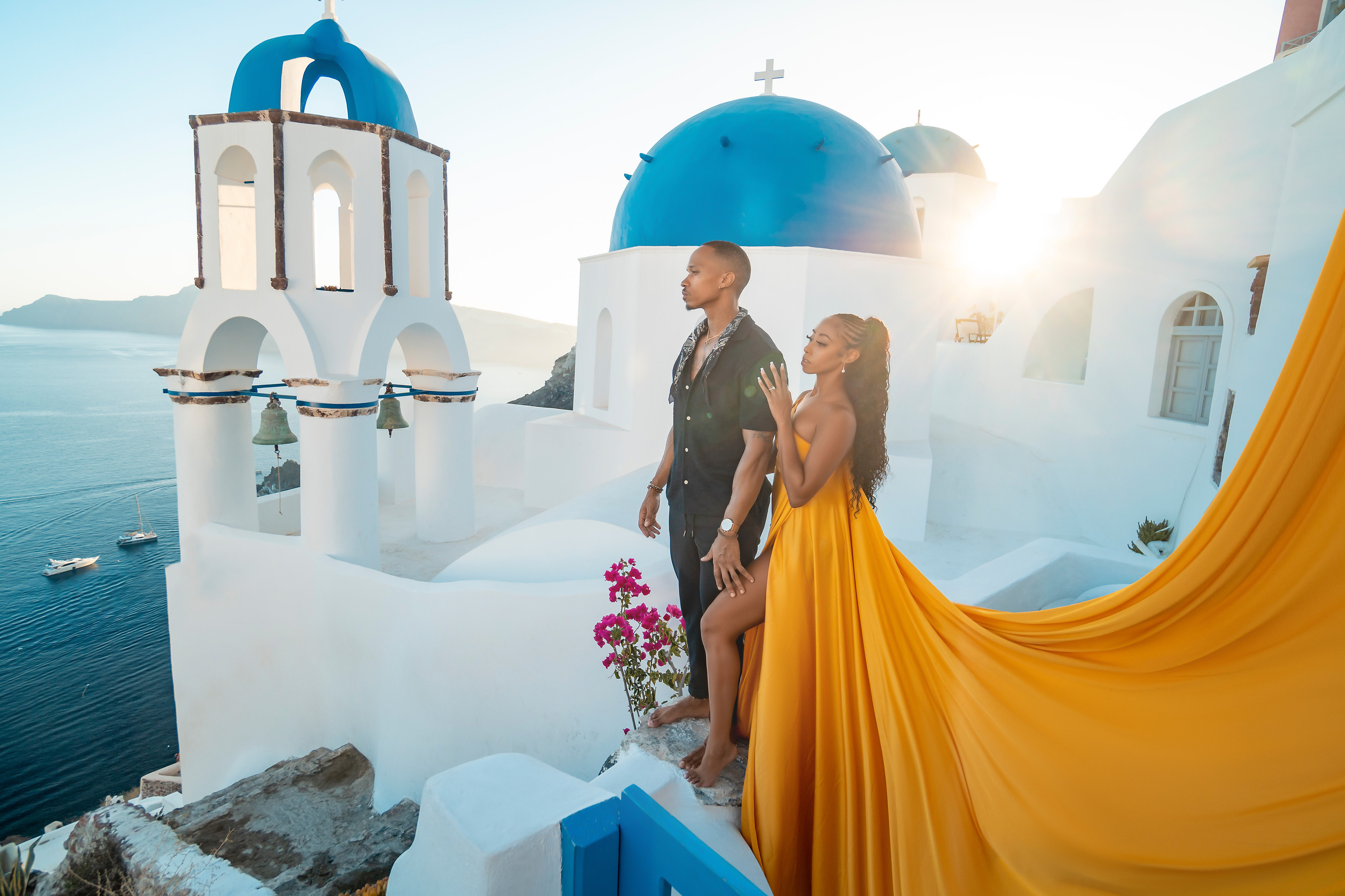 Amour et Lumière: Séance Photo d’un Couple au Coucher du Soleil à Oia, Santorin. Photographe vidéaste à Santorin|Séances photos de Robe volante Santorin|
