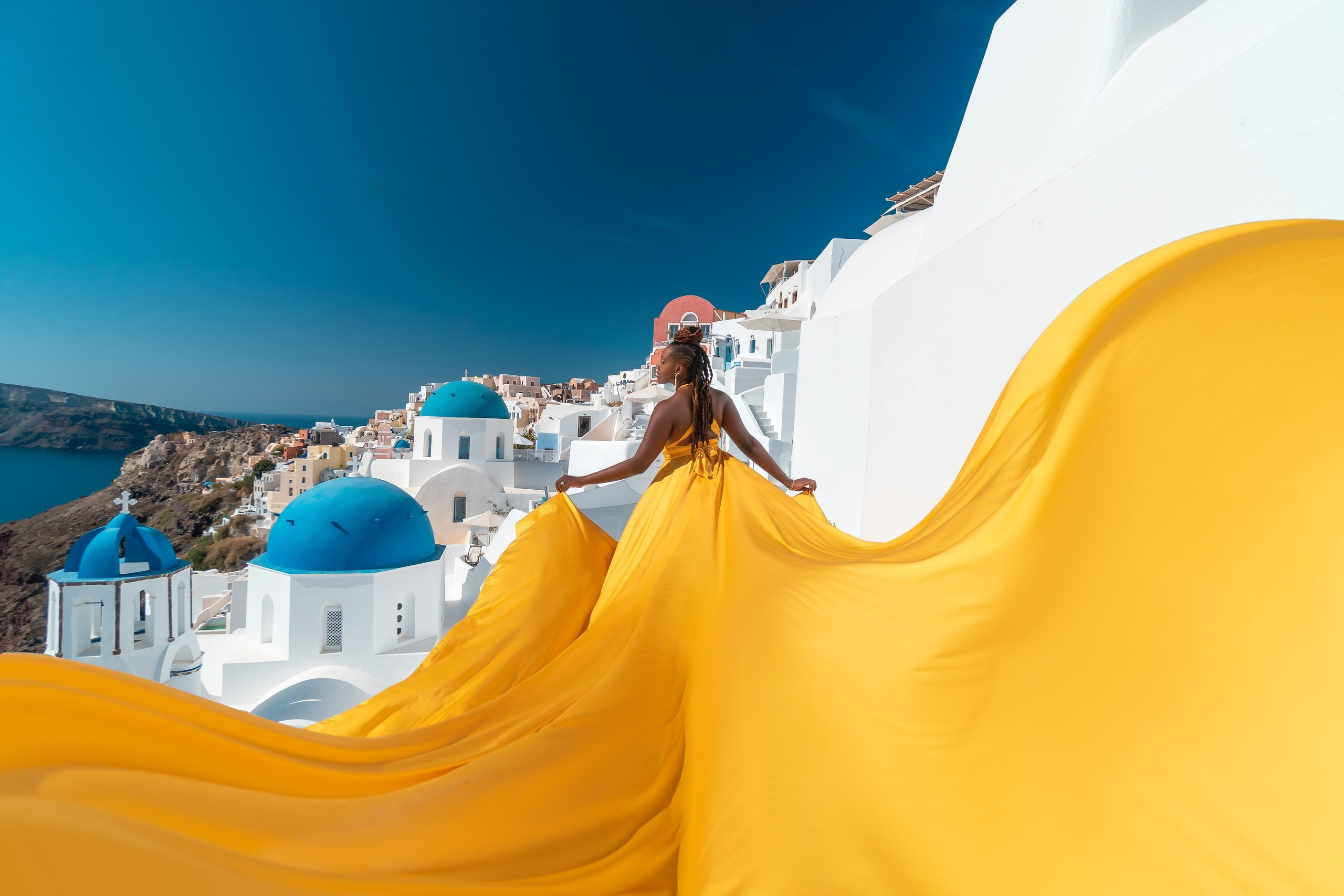Robe Volante Santorin Jaune Dos Nu Location 100 Euros. Photographe vidéaste à Santorin|Séances photos de Robe volante Santorin|