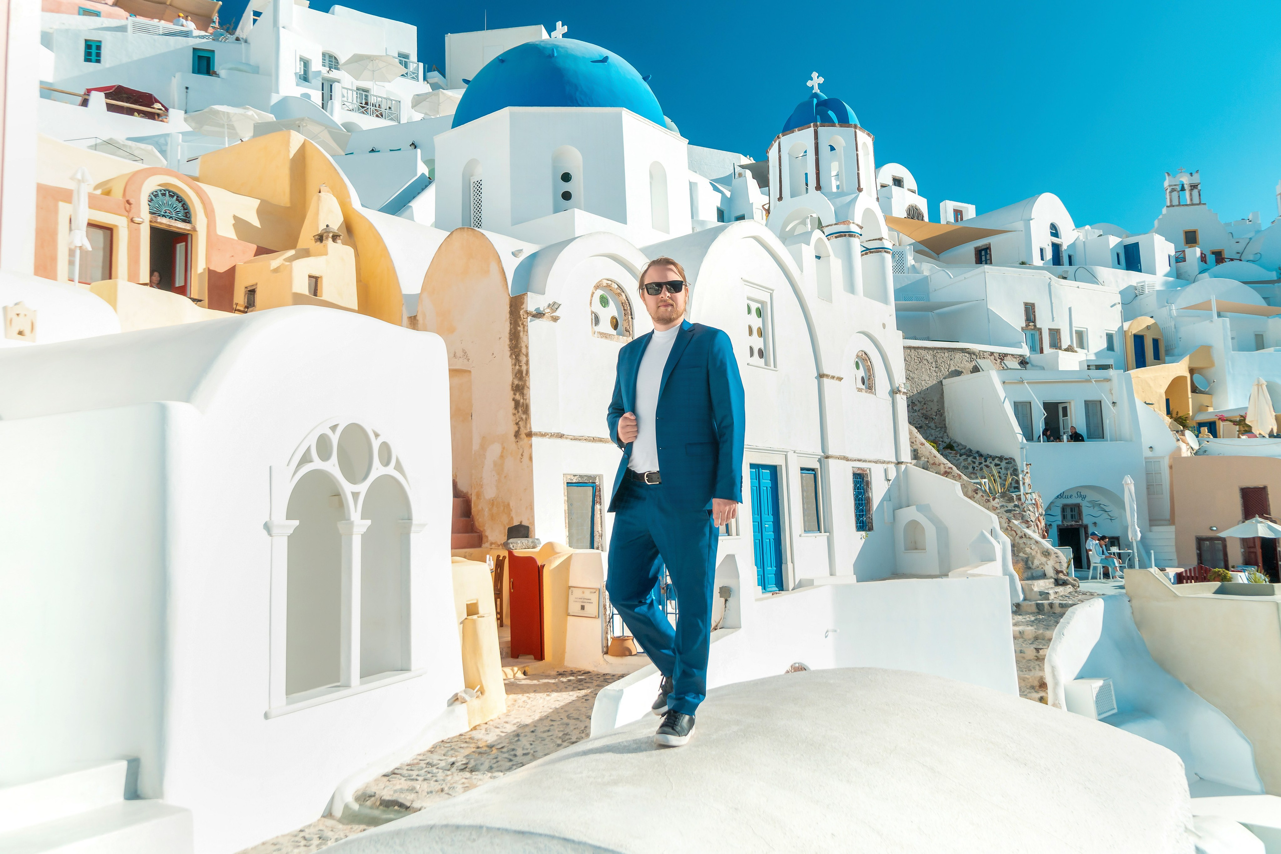 Flying dress couple photoshoot. Photographe vidéaste à Santorin|Séances photos de Robe volante Santorin|