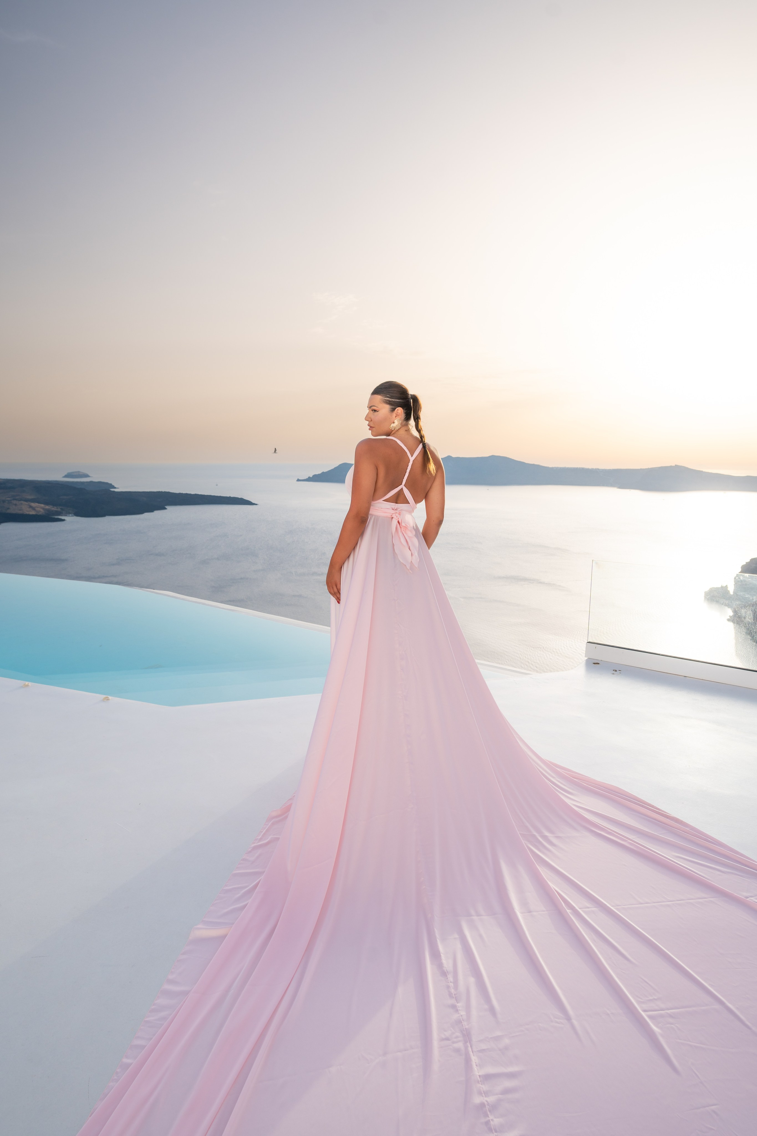 Robe Volante Rose Thé Dos Nu XS-L| séance photo à Santorin | Location 100 Euros. Photographe vidéaste à Santorin|Séances photos de Robe volante Santorin|