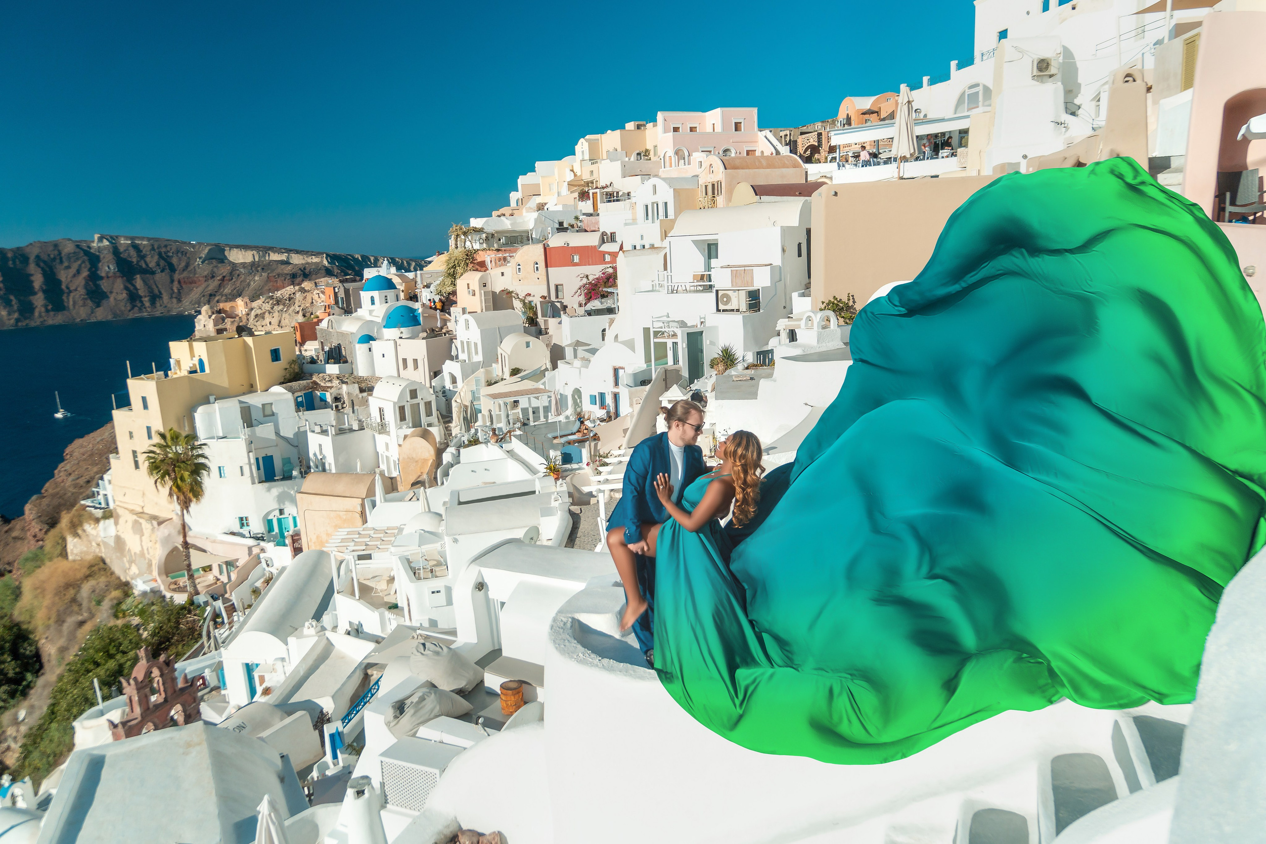Flying dress couple photoshoot. Photographe vidéaste à Santorin|Séances photos de Robe volante Santorin|