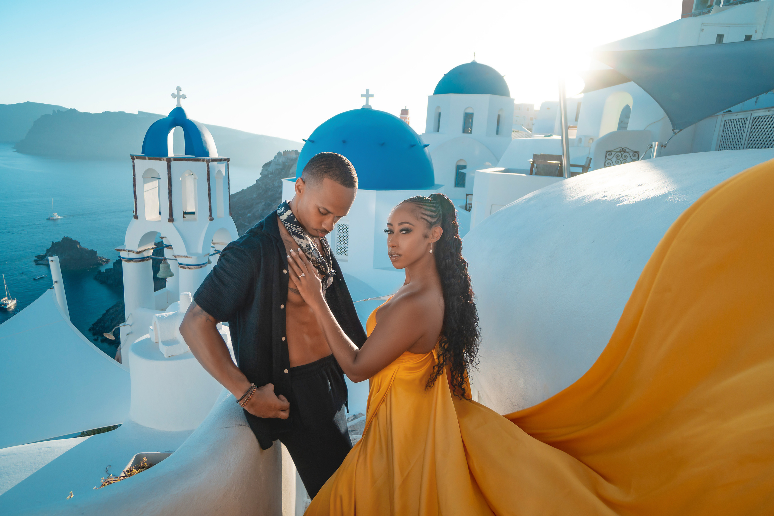 Amour et Lumière: Séance Photo d’un Couple au Coucher du Soleil à Oia, Santorin. Photographe vidéaste à Santorin|Séances photos de Robe volante Santorin|