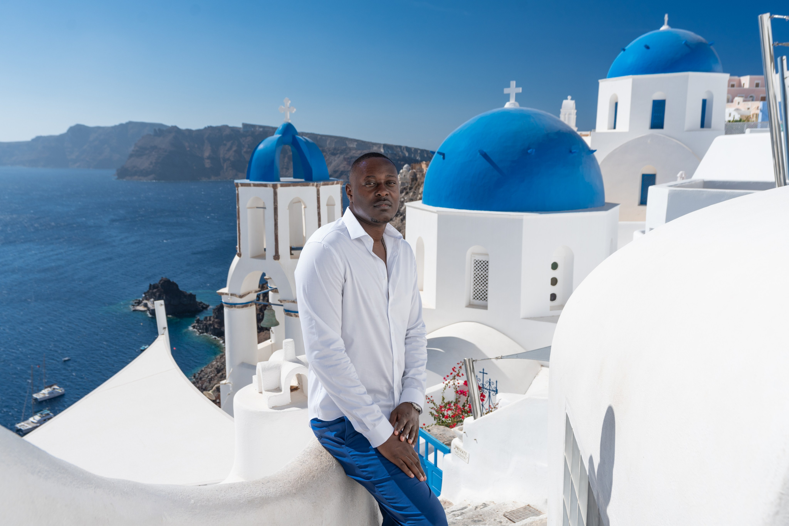 Royal Blue Romance in Oia | Couple Photoshoot in Santorini. Photographe vidéaste à Santorin|Séances photos de Robe volante Santorin|