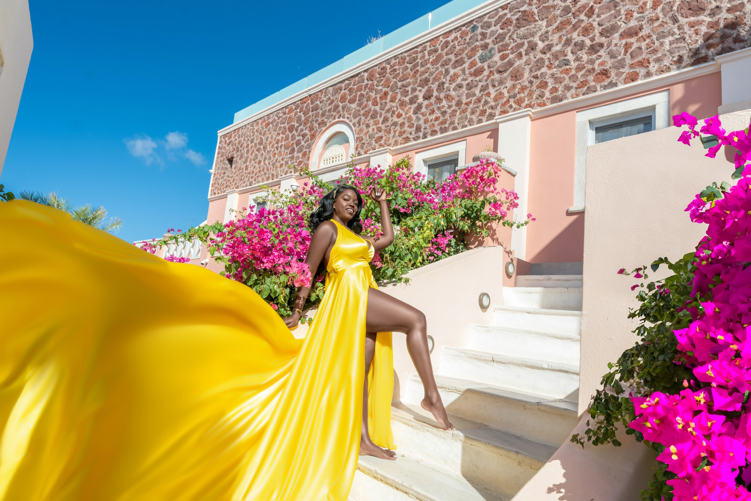 Élégance Dorée à Santorin: Séance Photo en Robe Volante Jaune – Moments Inoubliables. Photographe vidéaste à Santorin|Séances photos de Robe volante Santorin|