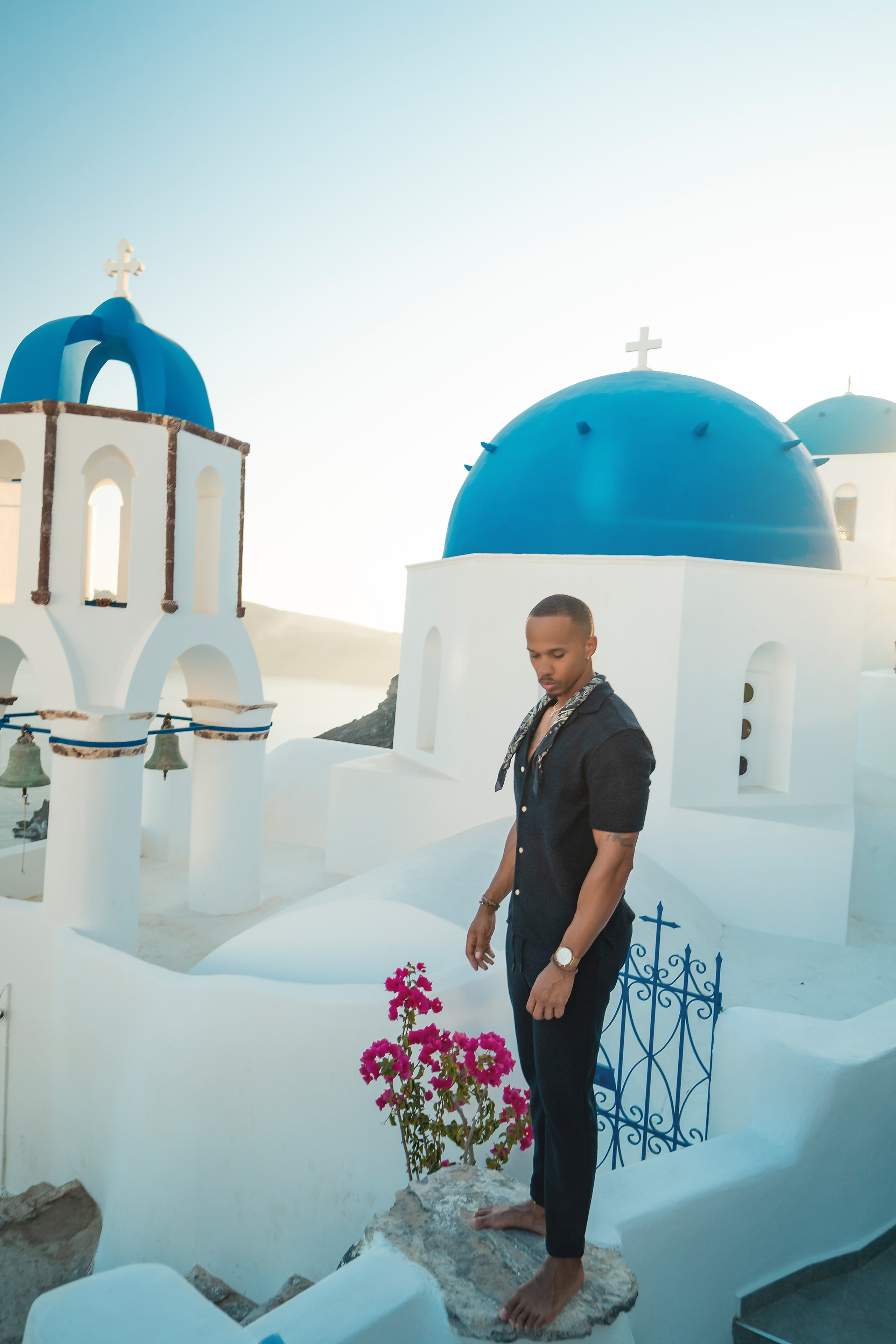 Amour et Lumière: Séance Photo d’un Couple au Coucher du Soleil à Oia, Santorin. Photographe vidéaste à Santorin|Séances photos de Robe volante Santorin|
