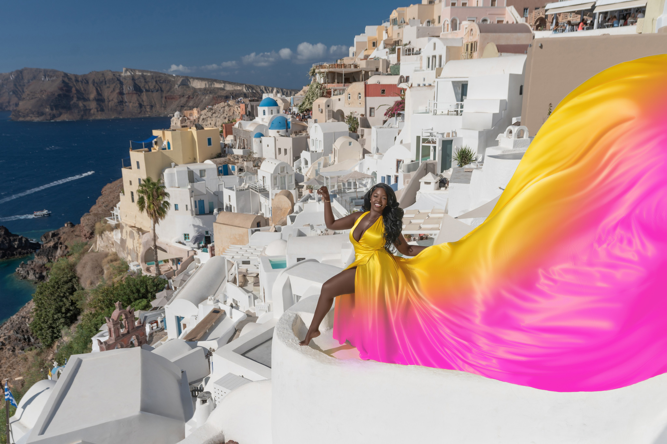 Élégance Dorée à Santorin: Séance Photo en Robe Volante Jaune – Moments Inoubliables. Photographe vidéaste à Santorin|Séances photos de Robe volante Santorin|