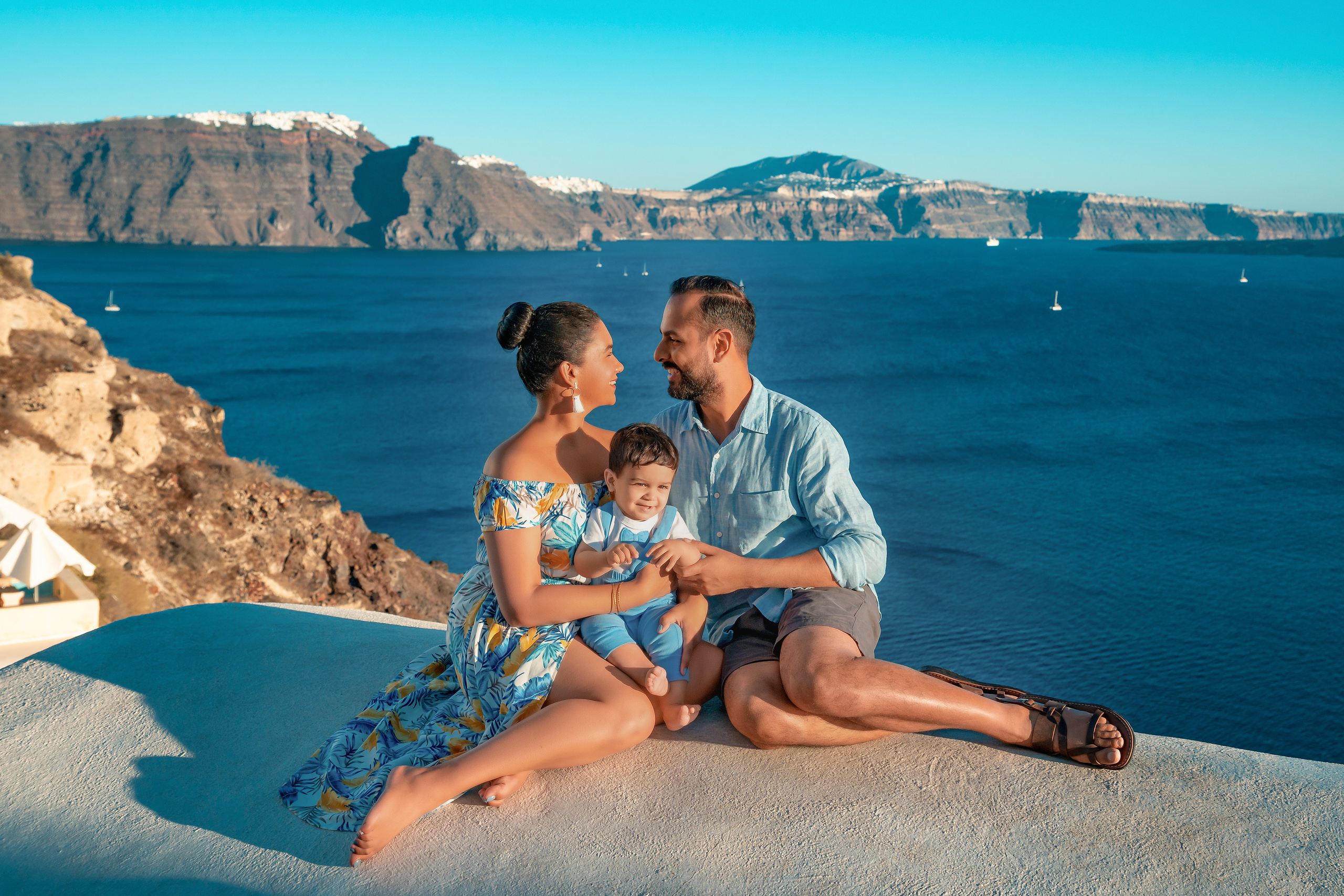 "Créez des souvenirs éternels – Séance photo familiale à Santorin par Sokolove""Laissez la beauté de Santorin encadrer les moments les plus heureux de votre famille ! Réservez une séance photo professionnelle avec Sokolove et repartez avec des portraits incroyables remplis d'amour et de rires."