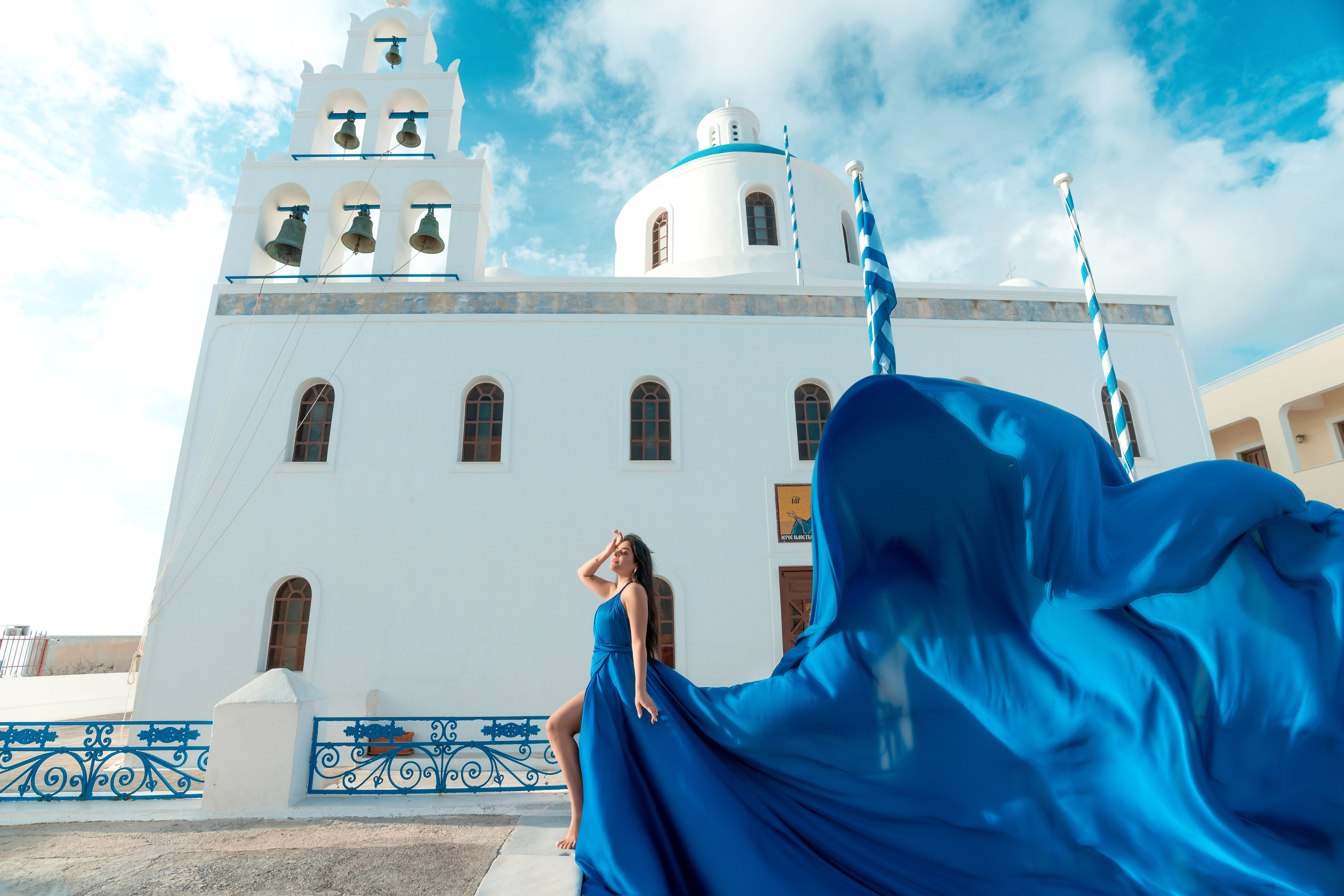 Séance photo à Santorin en mars: Sublimez vos clichés avec une robe volante bleu roi. Photographe vidéaste à Santorin|Séances photos de Robe volante Santorin|