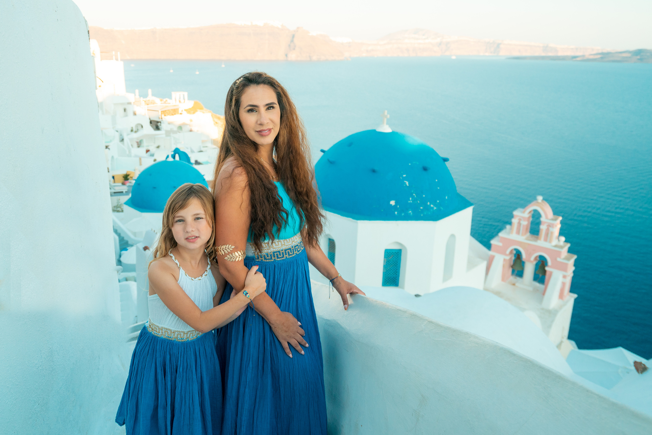 L’aventure intemporelle d’une famille américaine à Santorin | Séance photo inoubliable. Photographe vidéaste à Santorin|Séances photos de Robe volante Santorin|