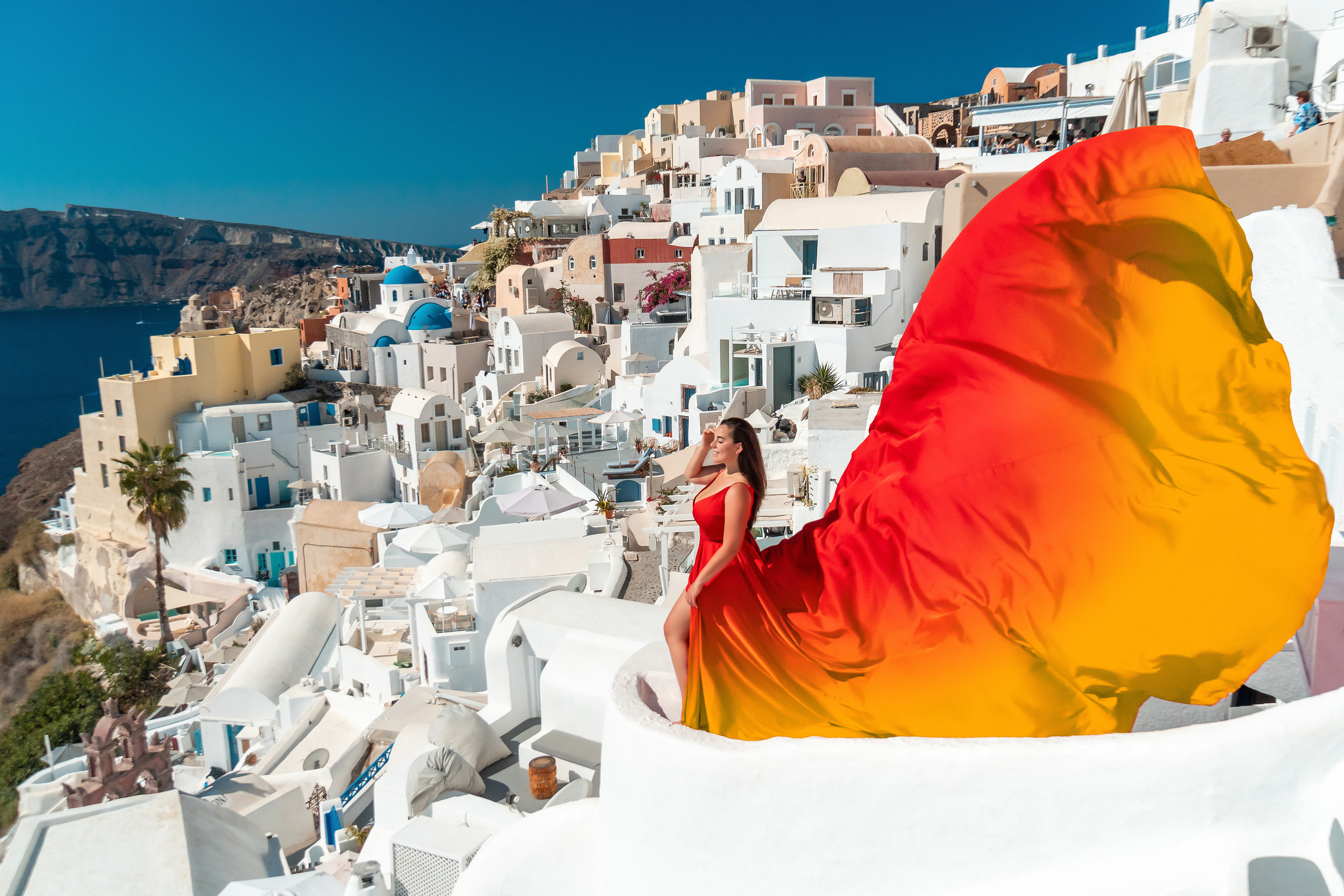 Demande en mariage à Santorin. Photographe vidéaste à Santorin|Séances photos de Robe volante Santorin|