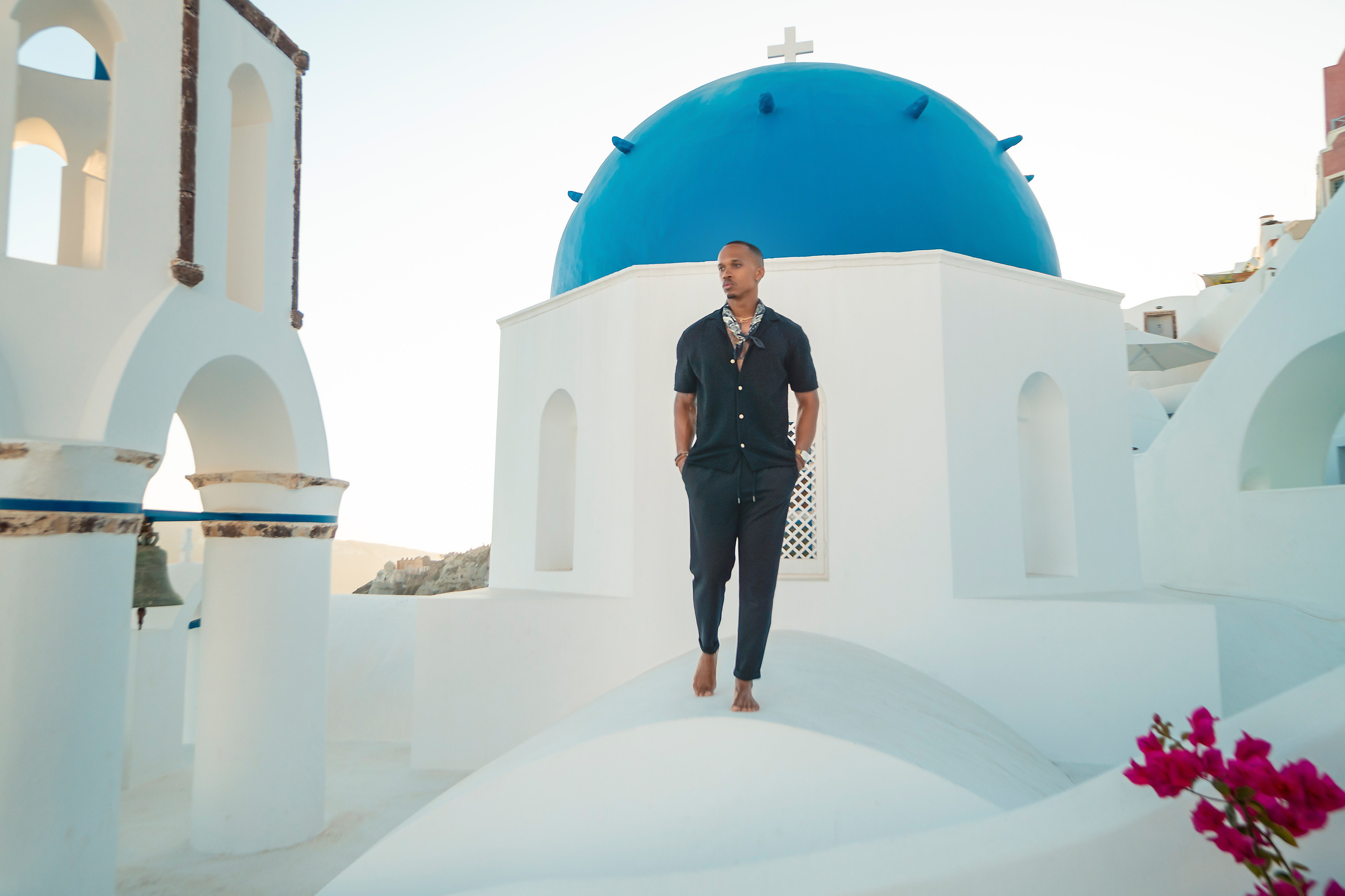 Amour et Lumière: Séance Photo d’un Couple au Coucher du Soleil à Oia, Santorin. Photographe vidéaste à Santorin|Séances photos de Robe volante Santorin|