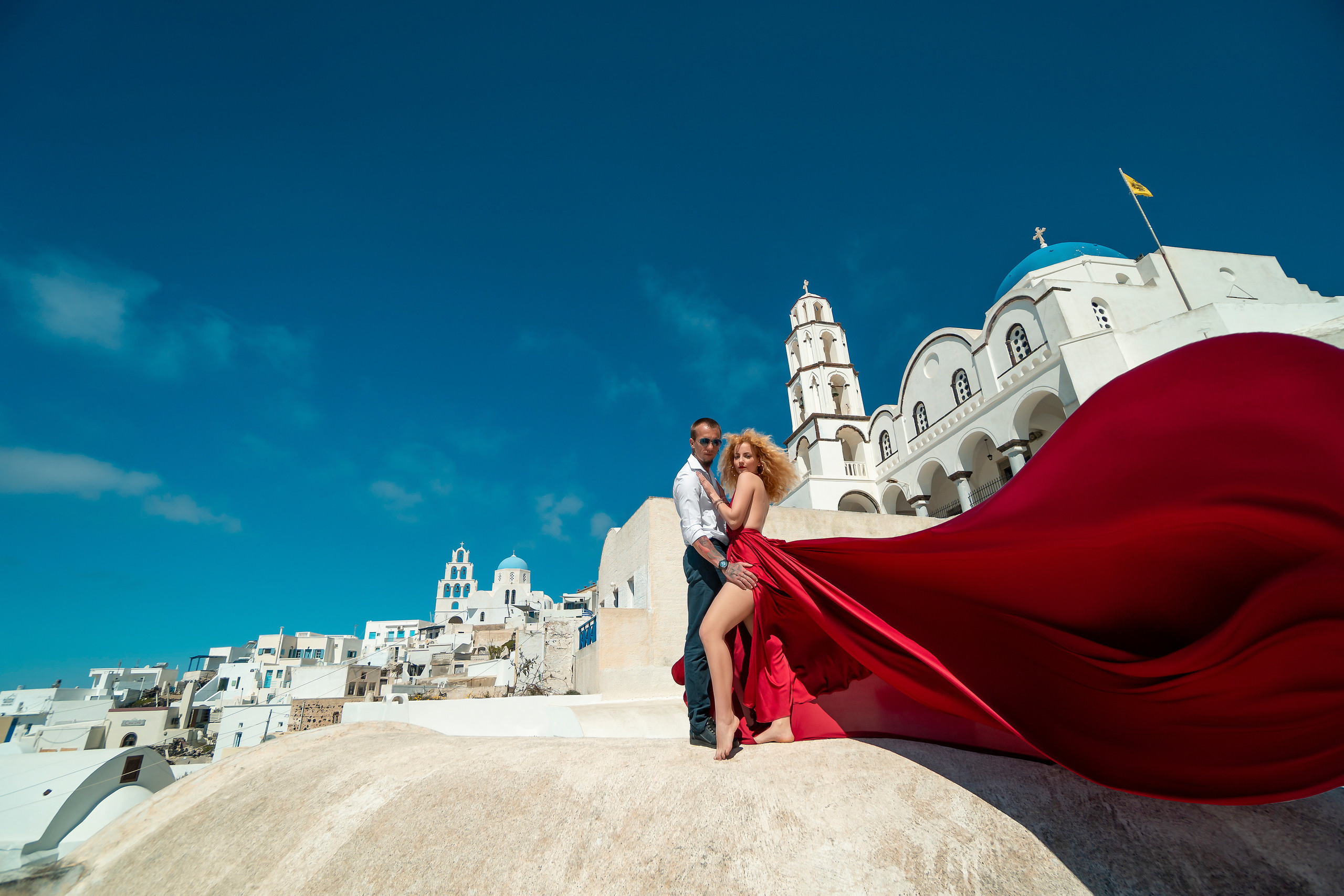 How the Greeks celebrate Easter on Santorini. Photographe vidéaste à Santorin|Séances photos de Robe volante Santorin|