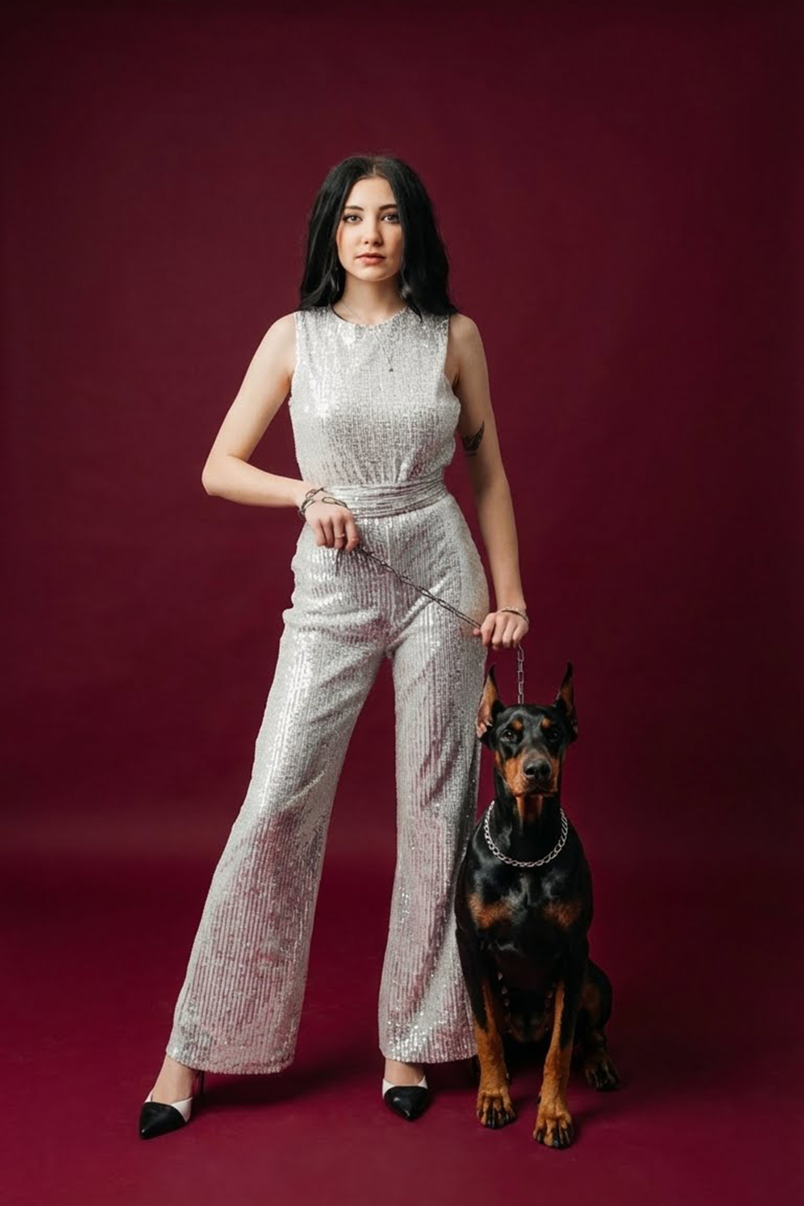 Die Frau im weißen Outfit mit ihrem Dobermann – minimalistisch, klar und ästhetisch.