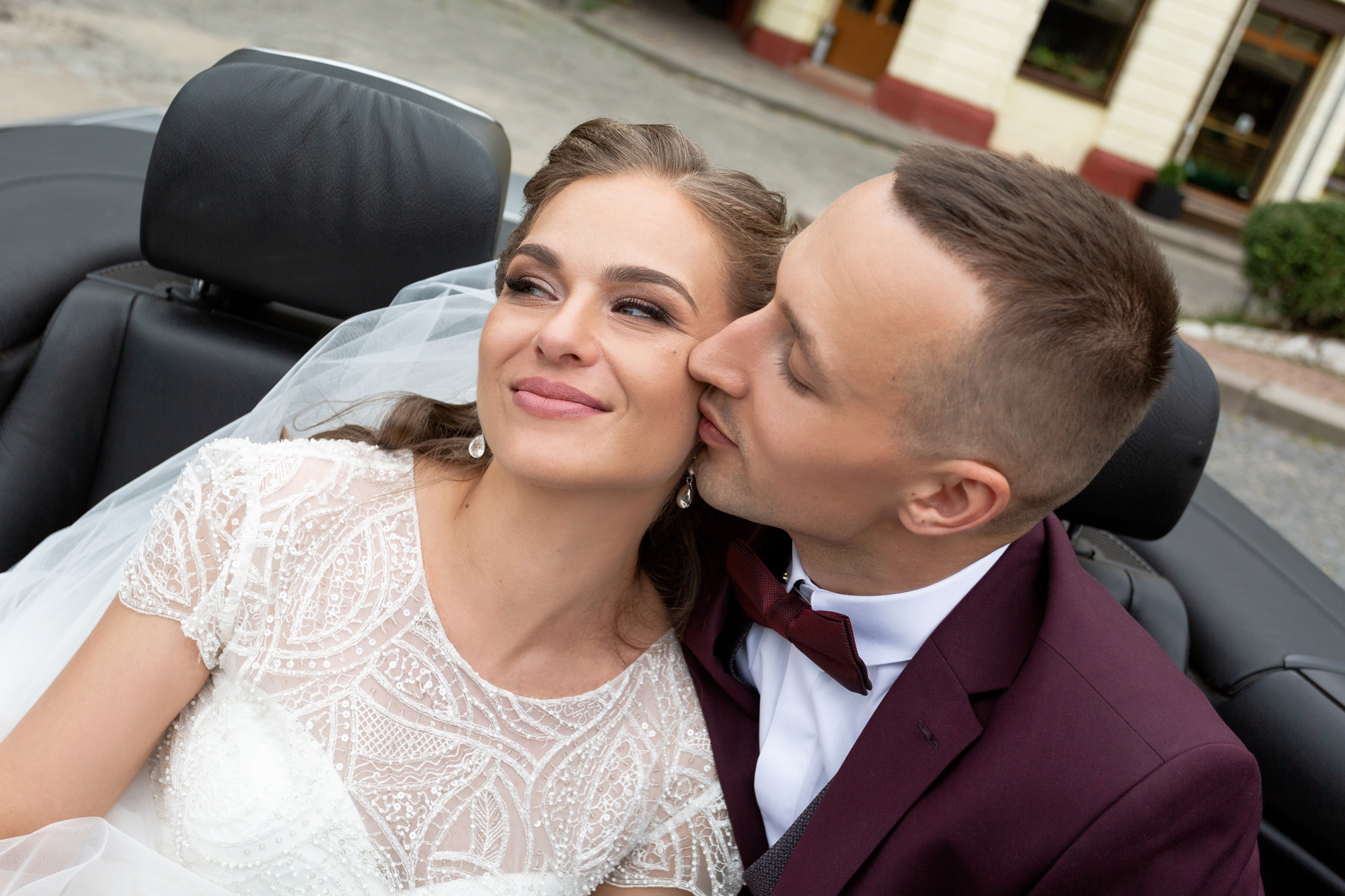 фотографія молодят в кабріолеті