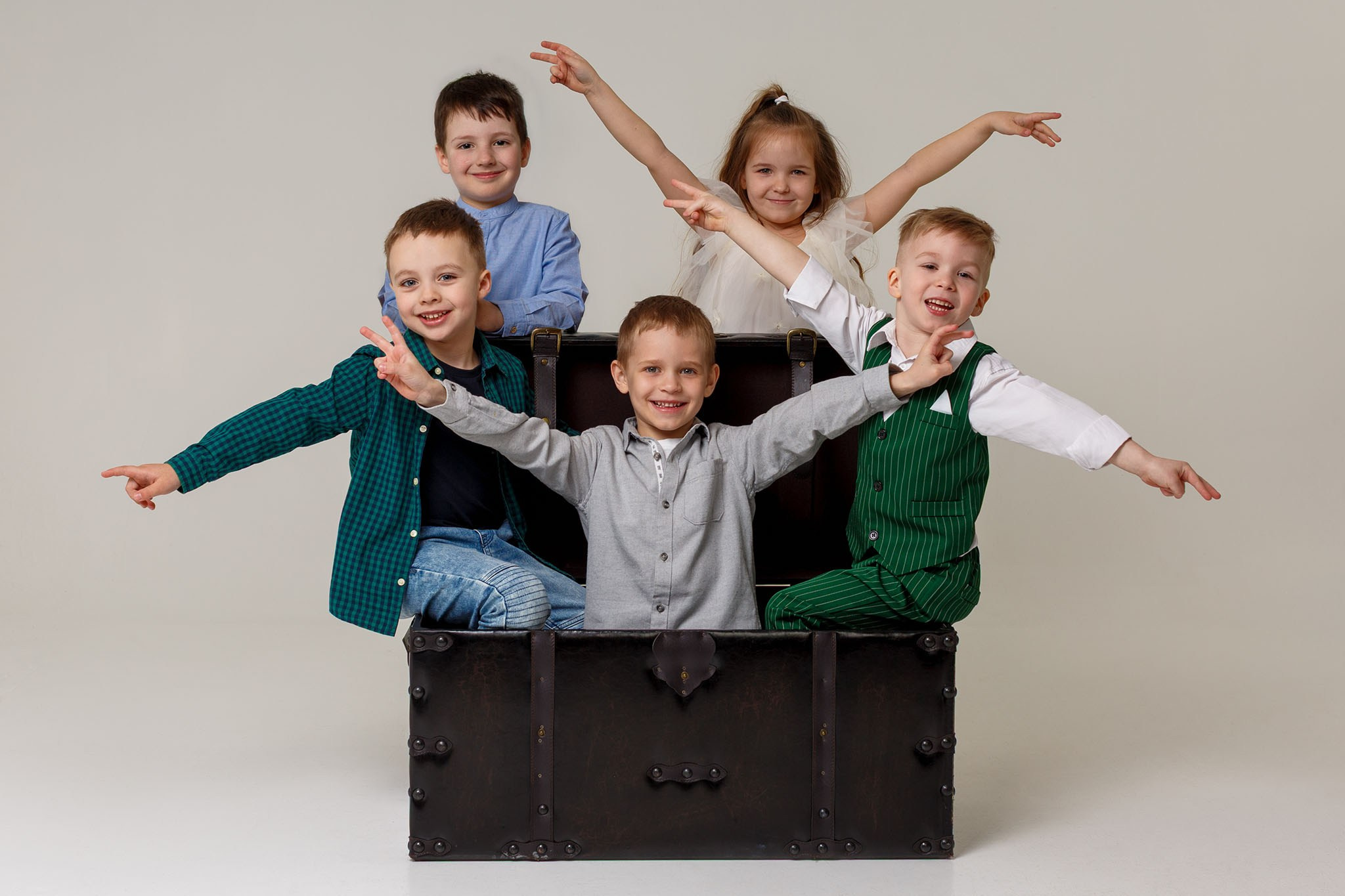 випуска фотосесія для приватного садочка Magic Kids. Створення випускного альбому, віньєтки, в космічному стилі. Фотограф Юрій Паліброда