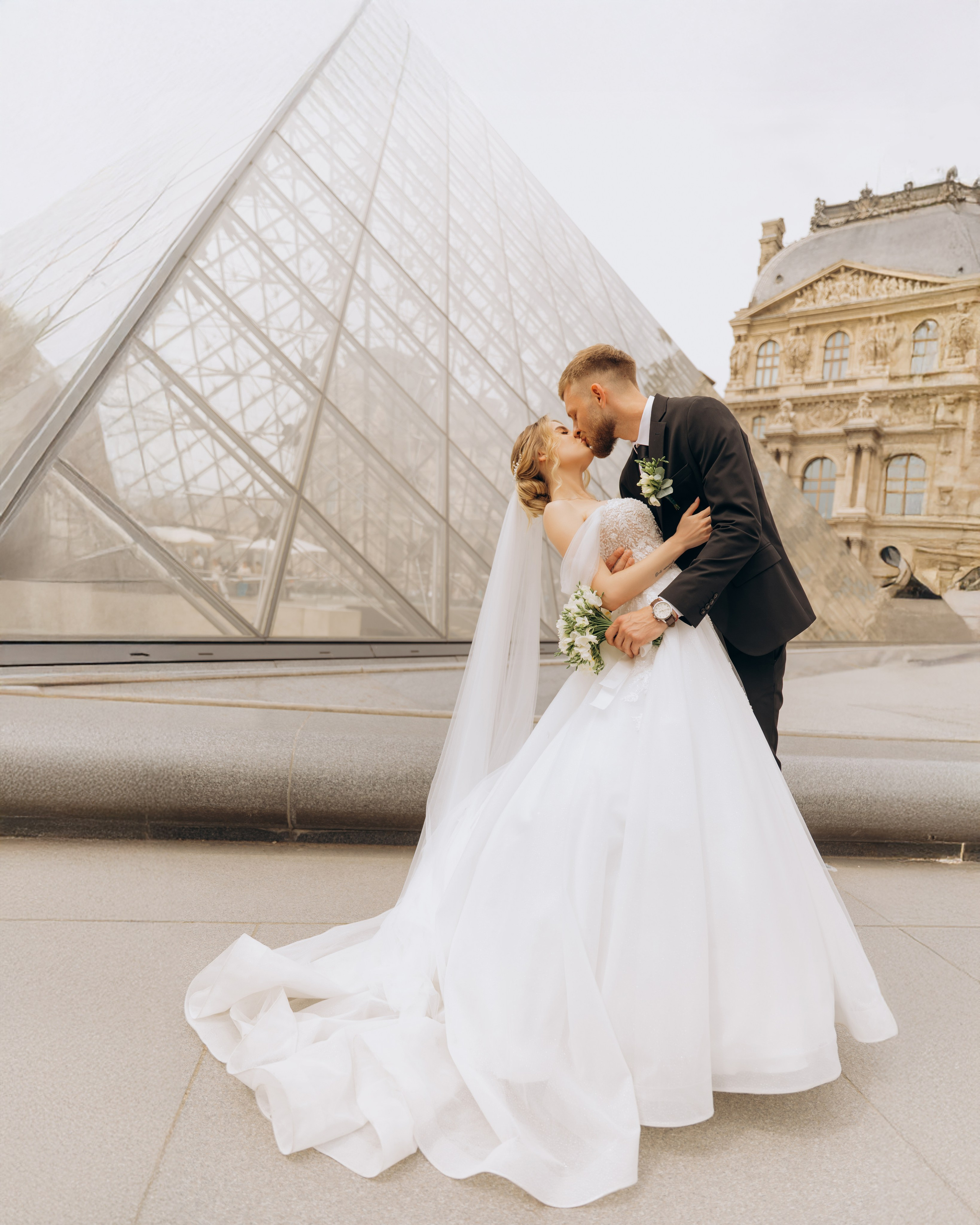 Portrait photography with the Louvre’s iconic glass pyramid background