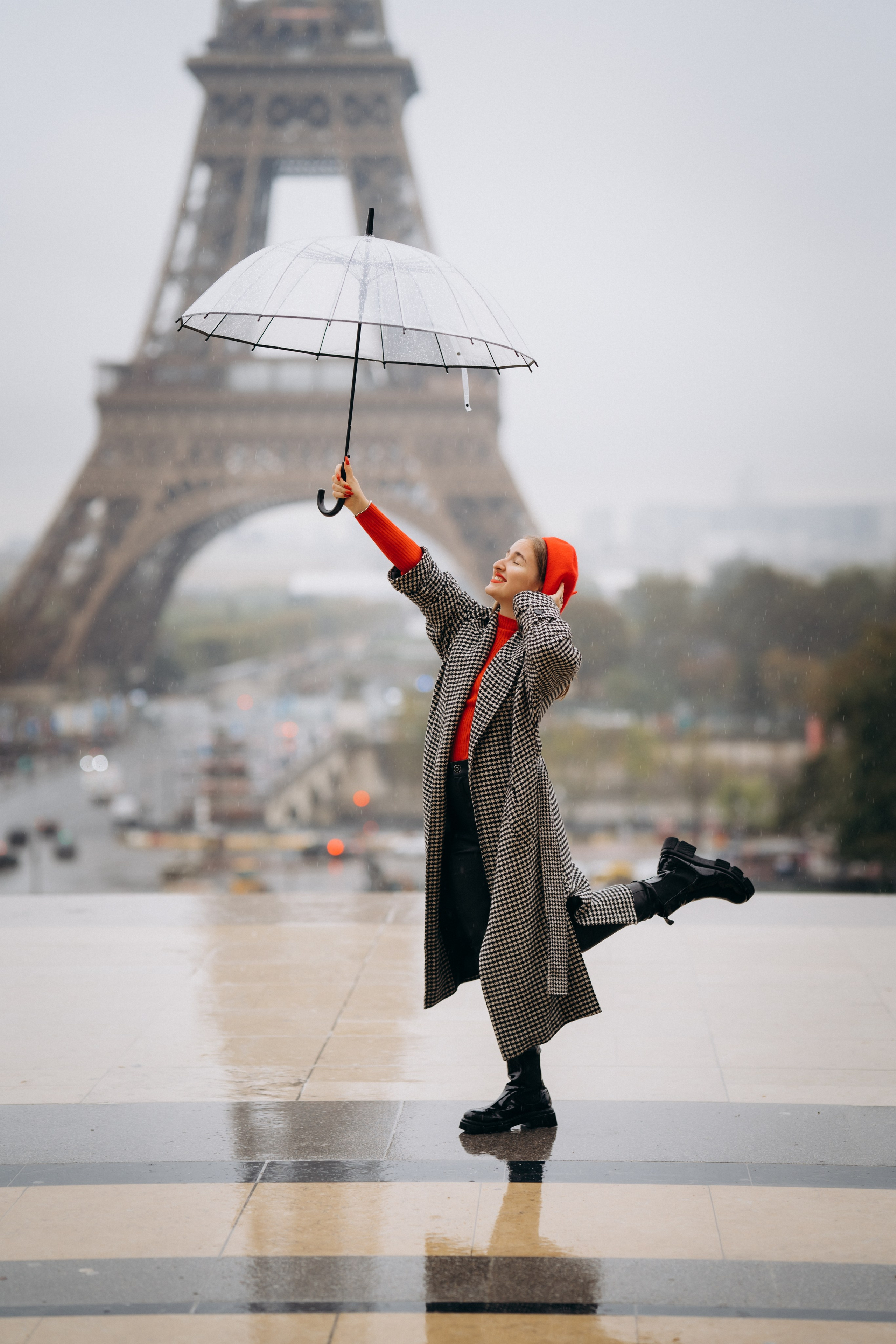 Romantic photo session in Paris under the rain with an umbrella.