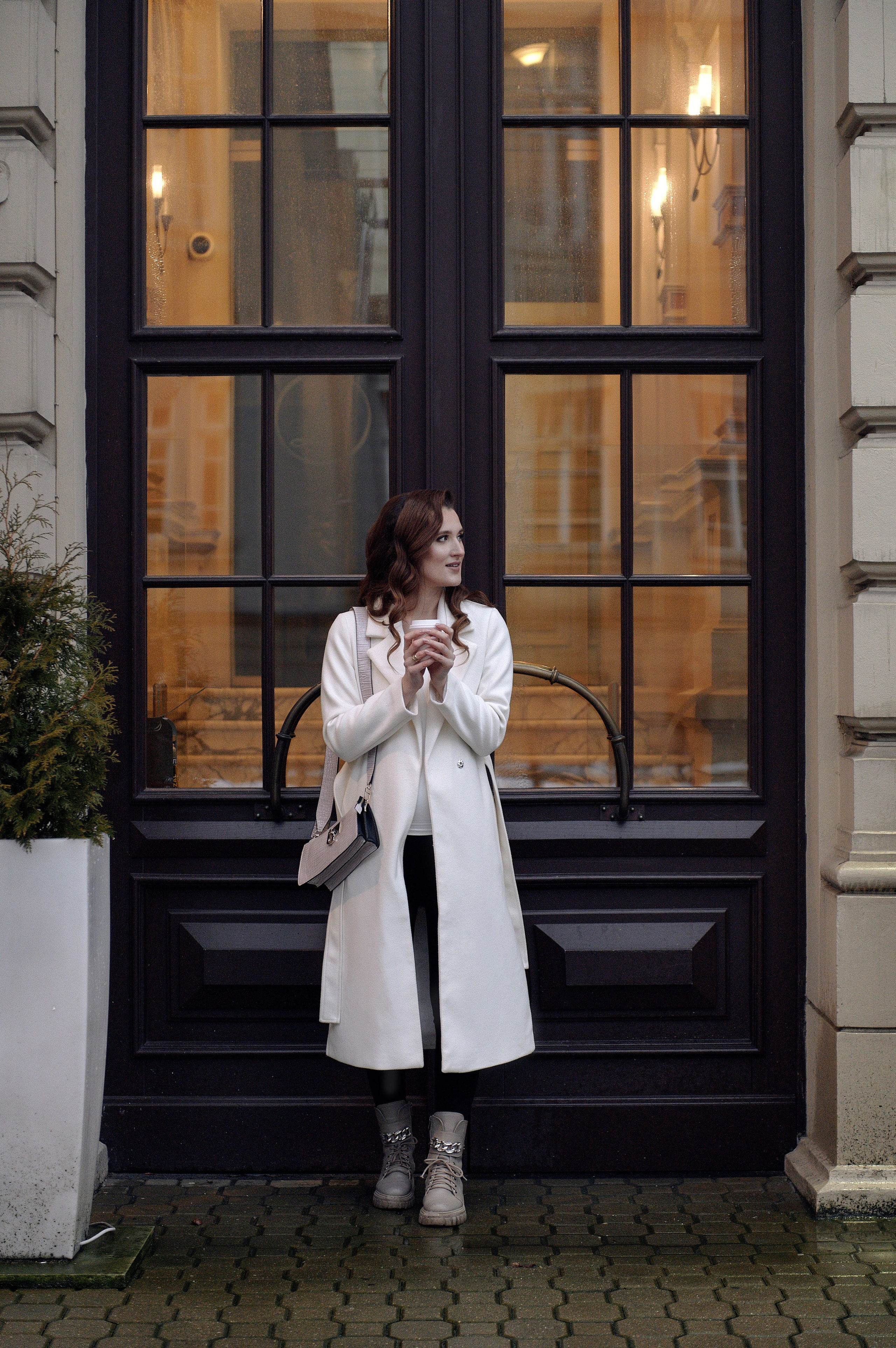 Kobieta na tle dużego okna