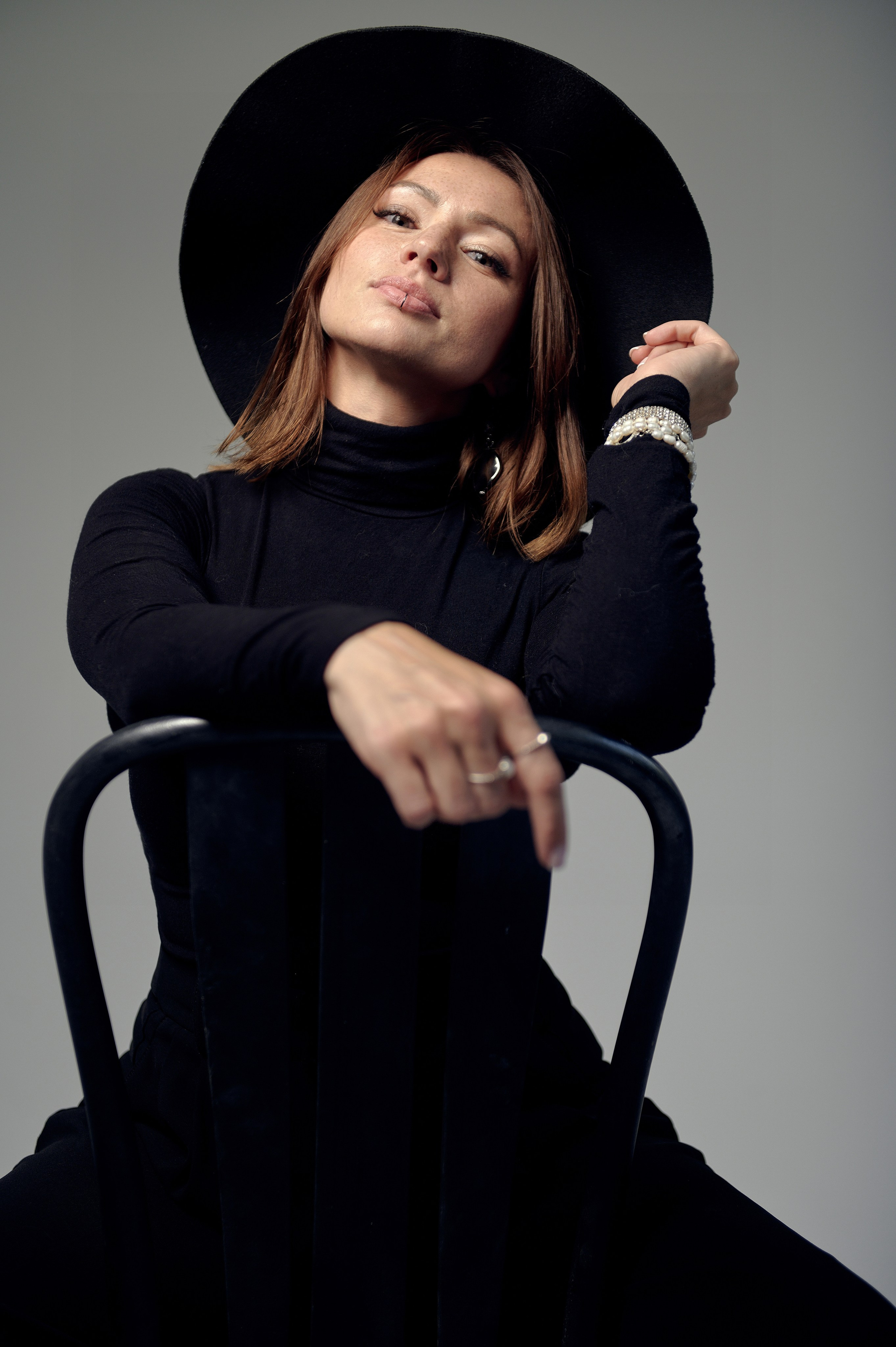 Bliski portret kobiecy z delikatnym makijażem