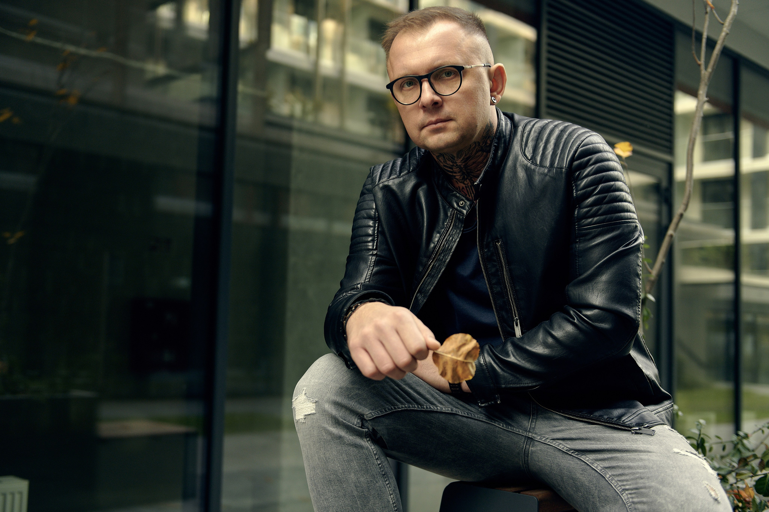 Portret w pozycji siedzącej – spokojna poza i światło dzienne