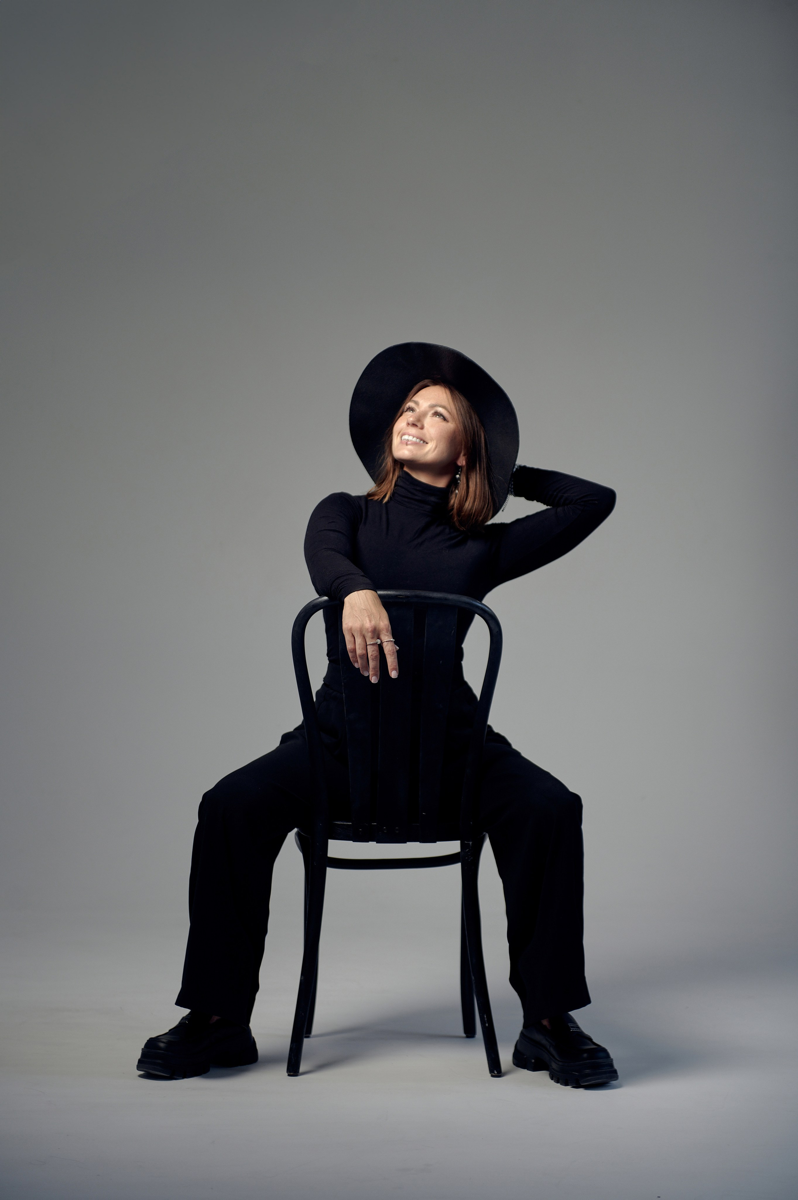 Kobieta siedząca na krześle, spojrzenie w bok