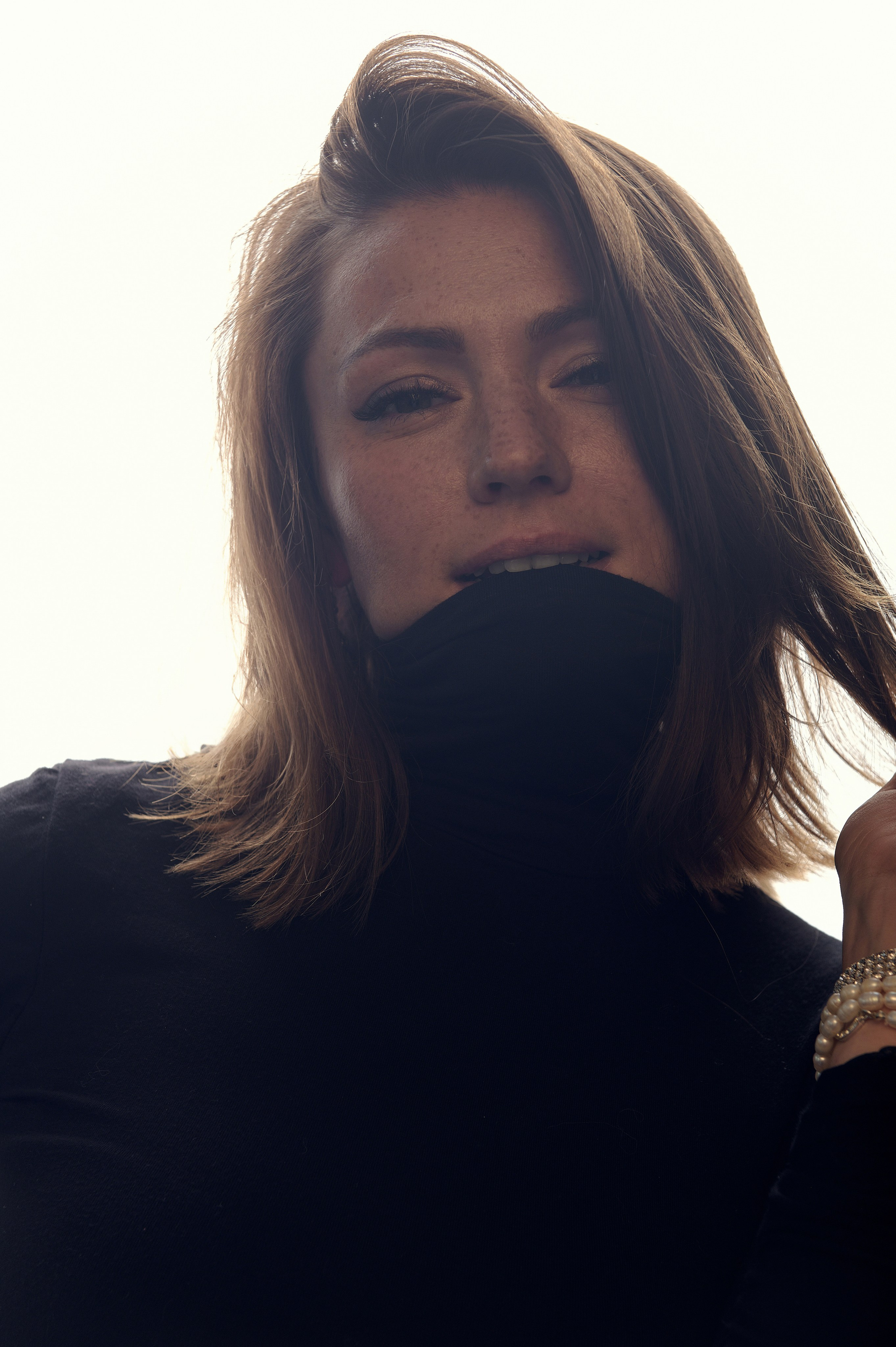 Kobiecy portret na jasnym tle