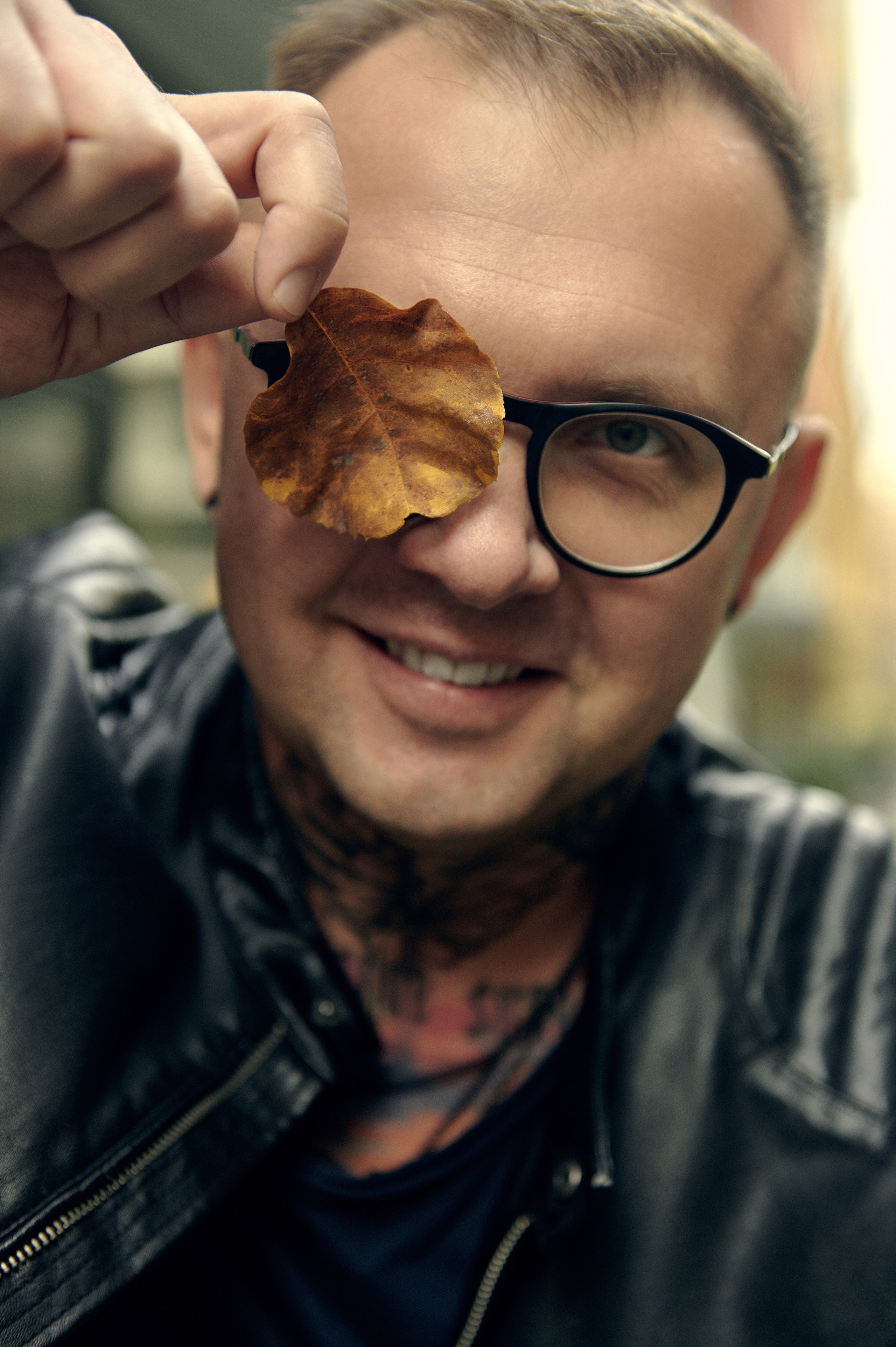 Szczery uśmiech męski portret