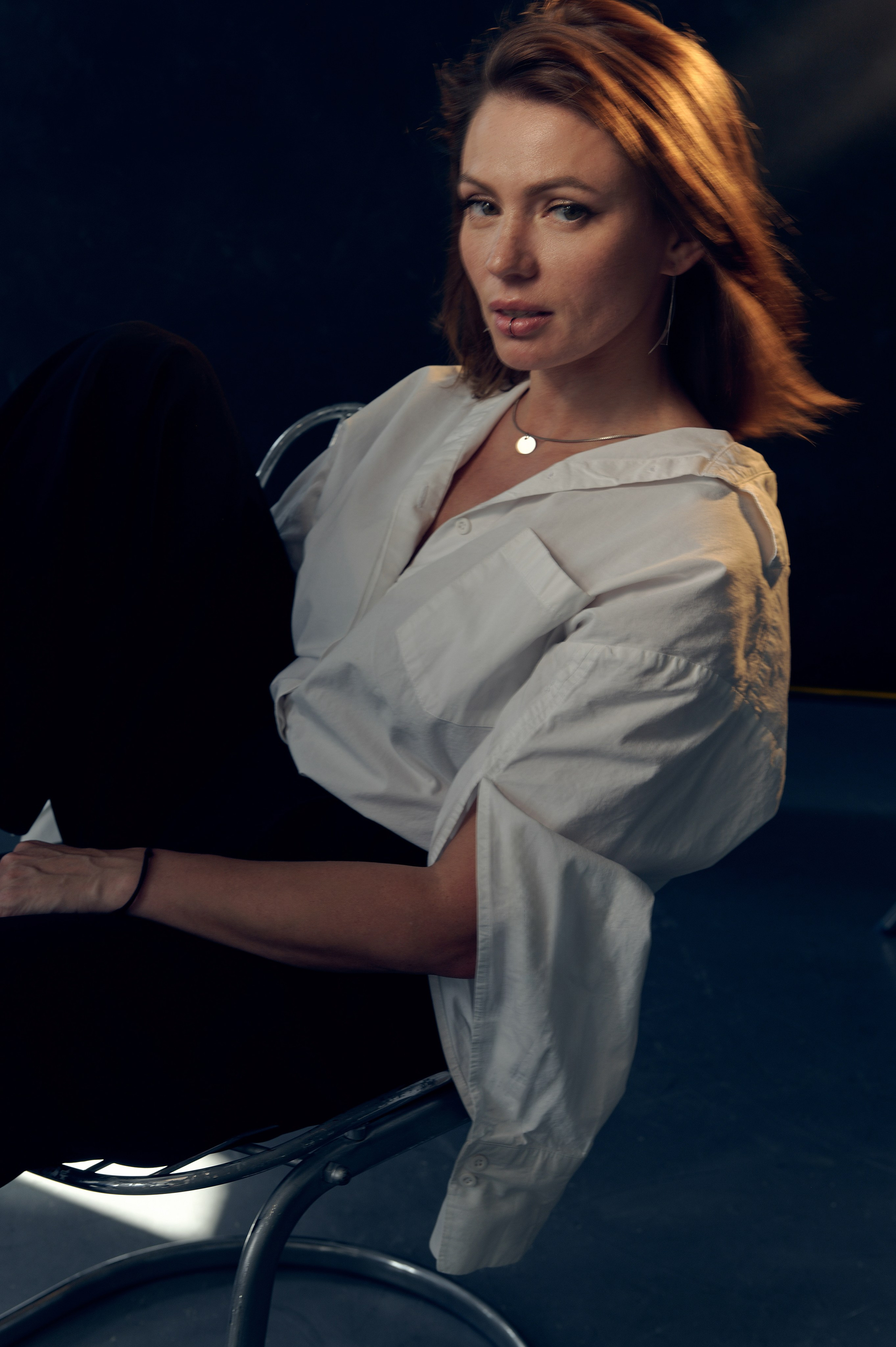 Subtelna stylizacja – zdjęcia kobiece w studio