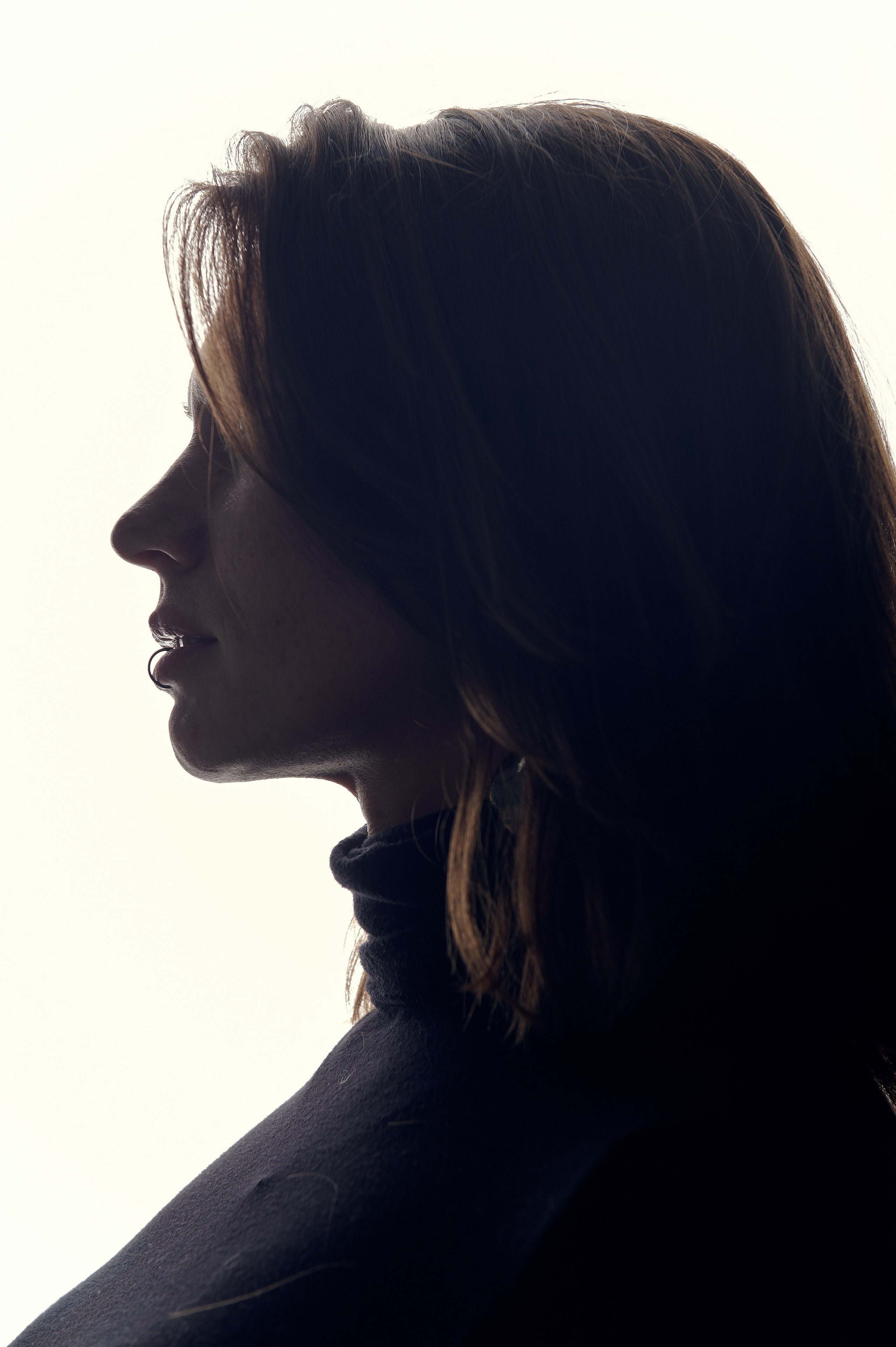 Kobiecy portret, sylwetka na jasnym tle